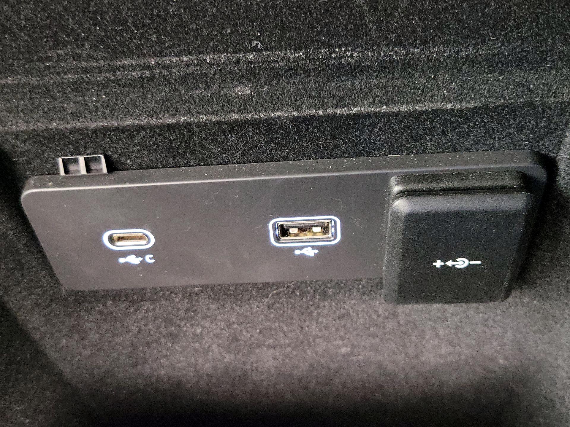 Thumbnail: 2021 Jaguar F-Pace - 19