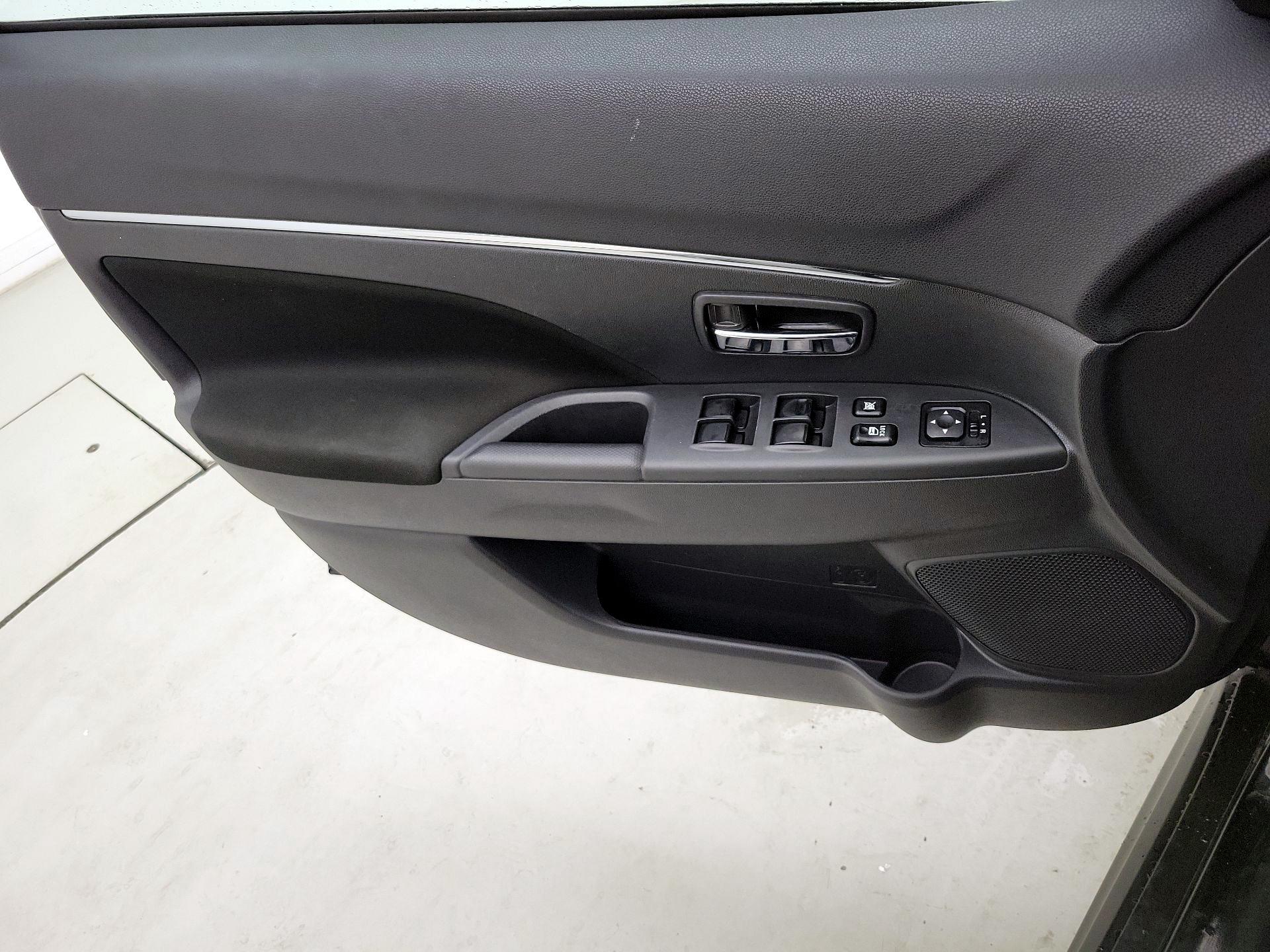 Thumbnail: 2023 Mitsubishi Outlander Sport - 12