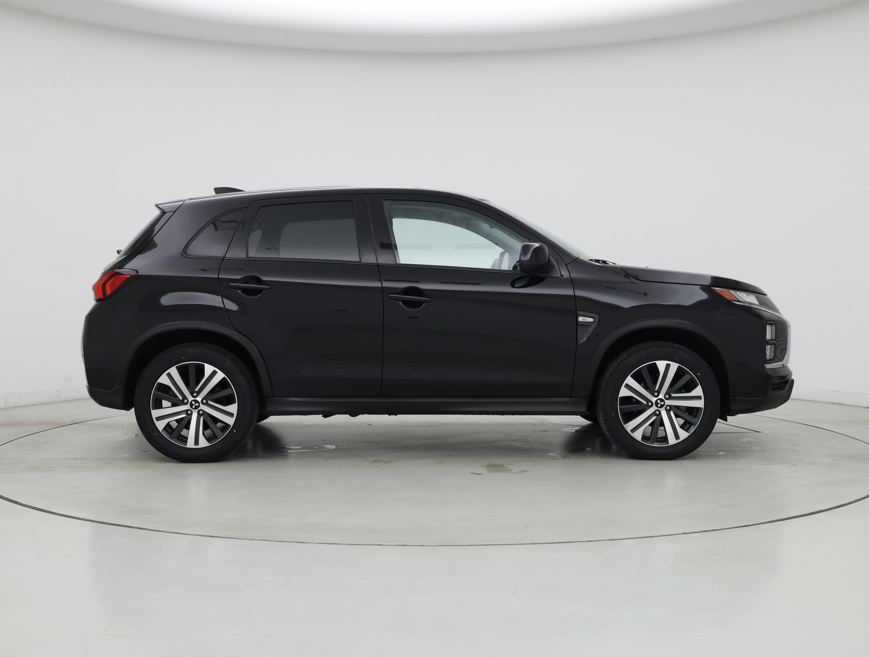 Thumbnail: 2023 Mitsubishi Outlander Sport - 7