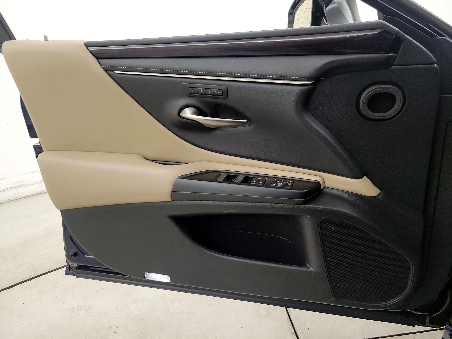 Thumbnail: 2020 Lexus ES - 12