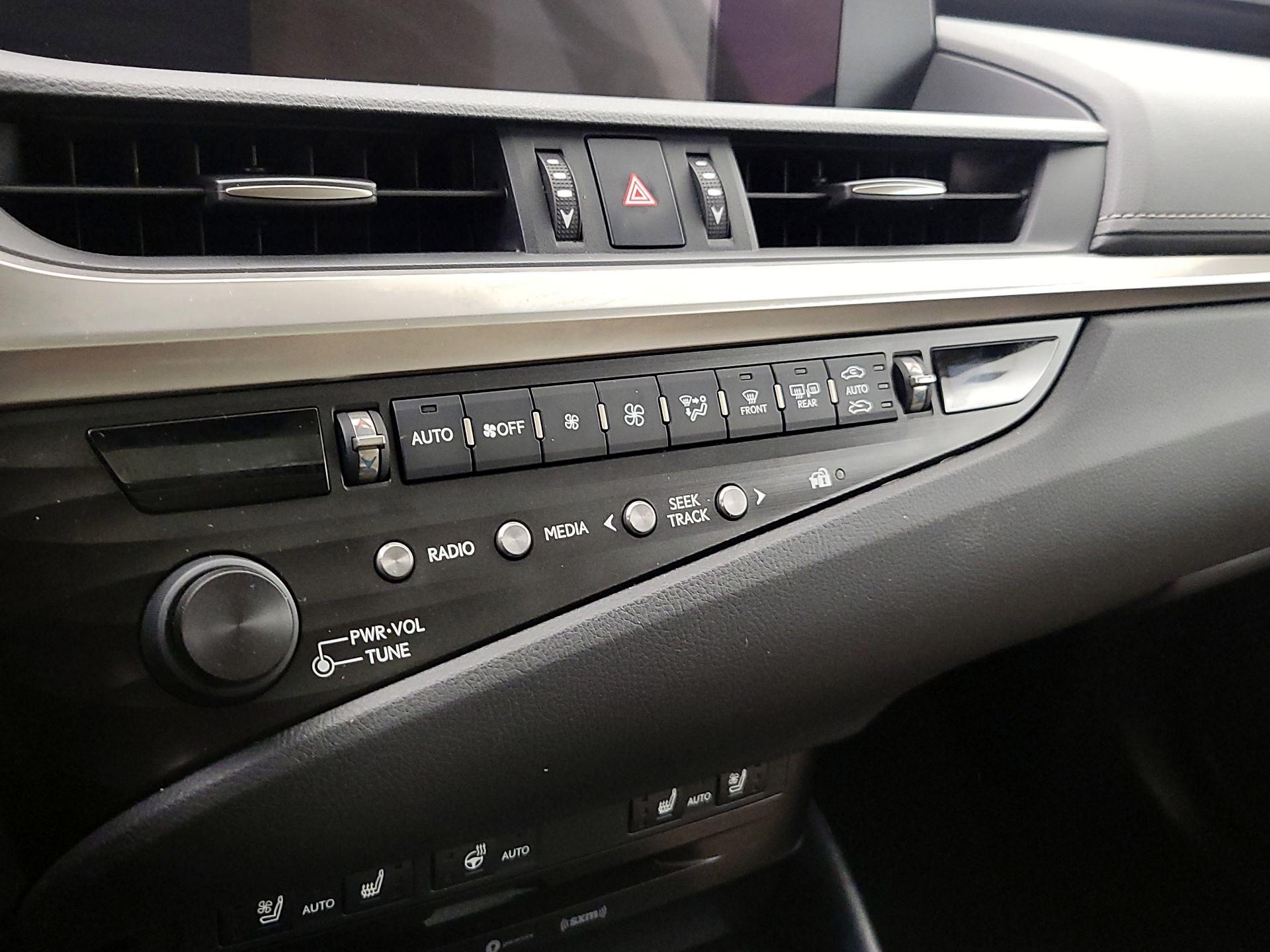 Thumbnail: 2020 Lexus ES - 16