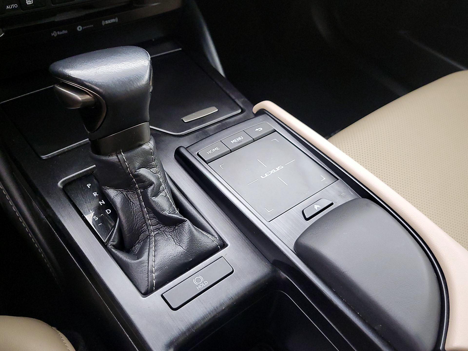 Thumbnail: 2020 Lexus ES - 17