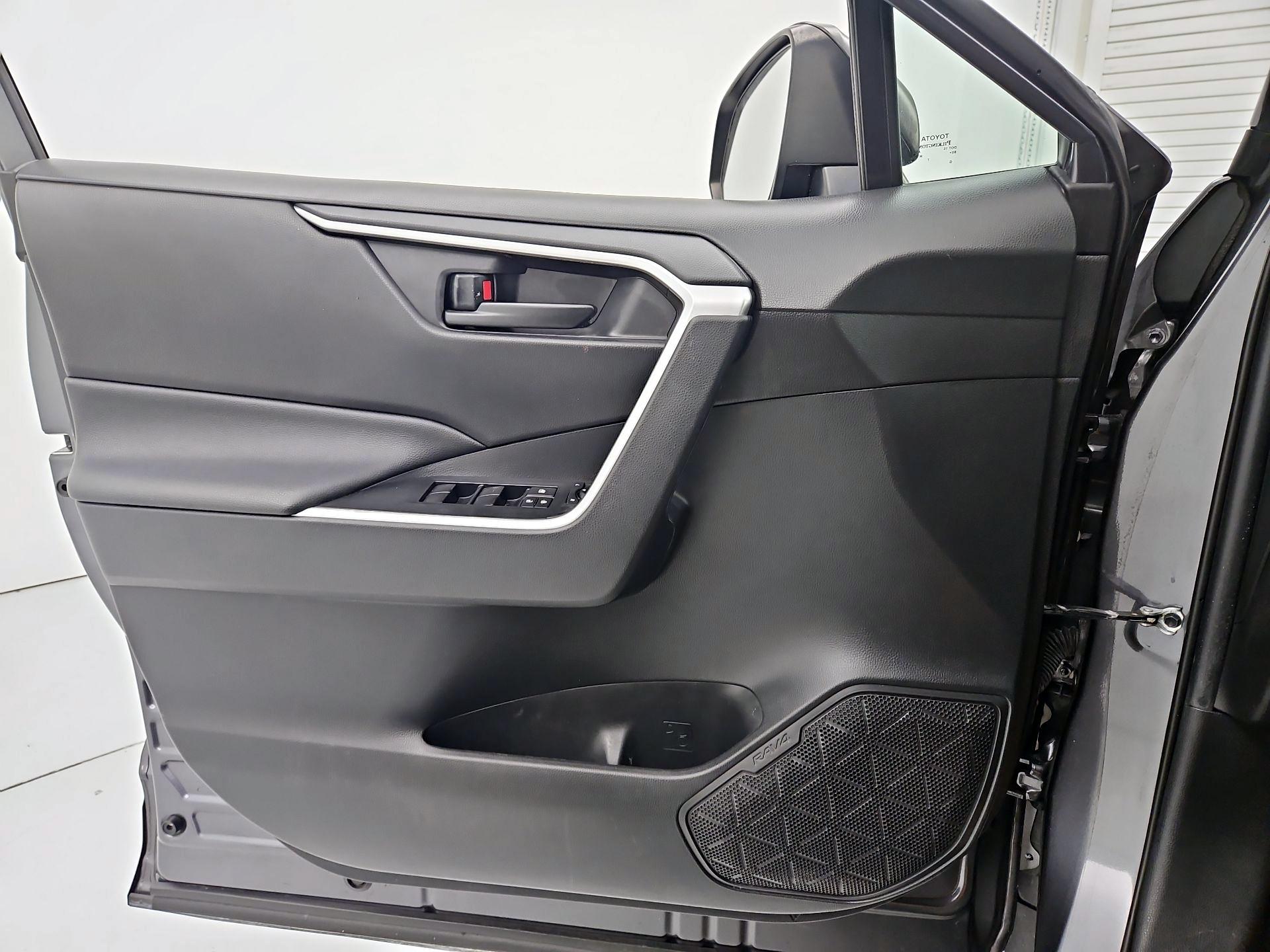 Thumbnail: 2020 Toyota RAV4 - 12