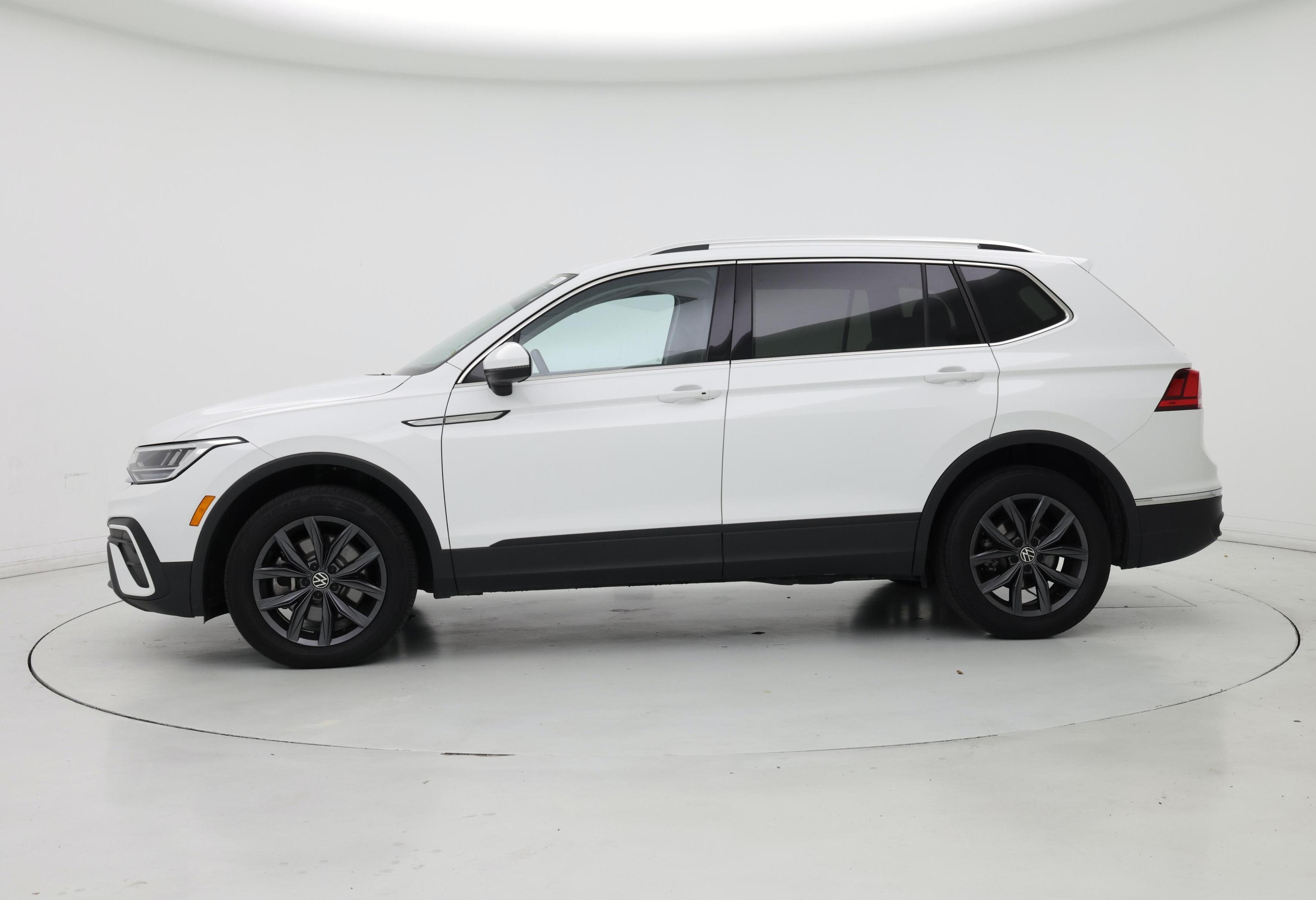 Thumbnail: 2022 Volkswagen Tiguan - 3