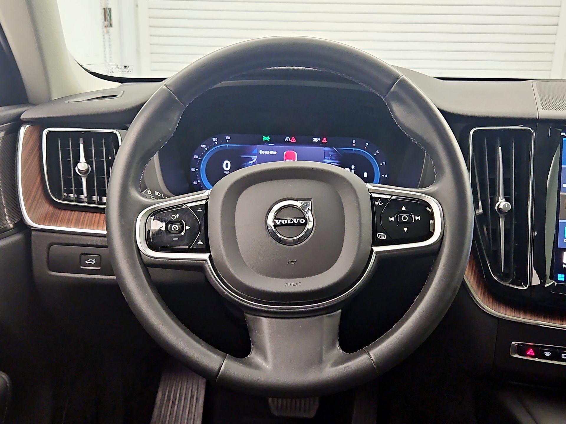 Thumbnail: 2023 Volvo XC60 - 10