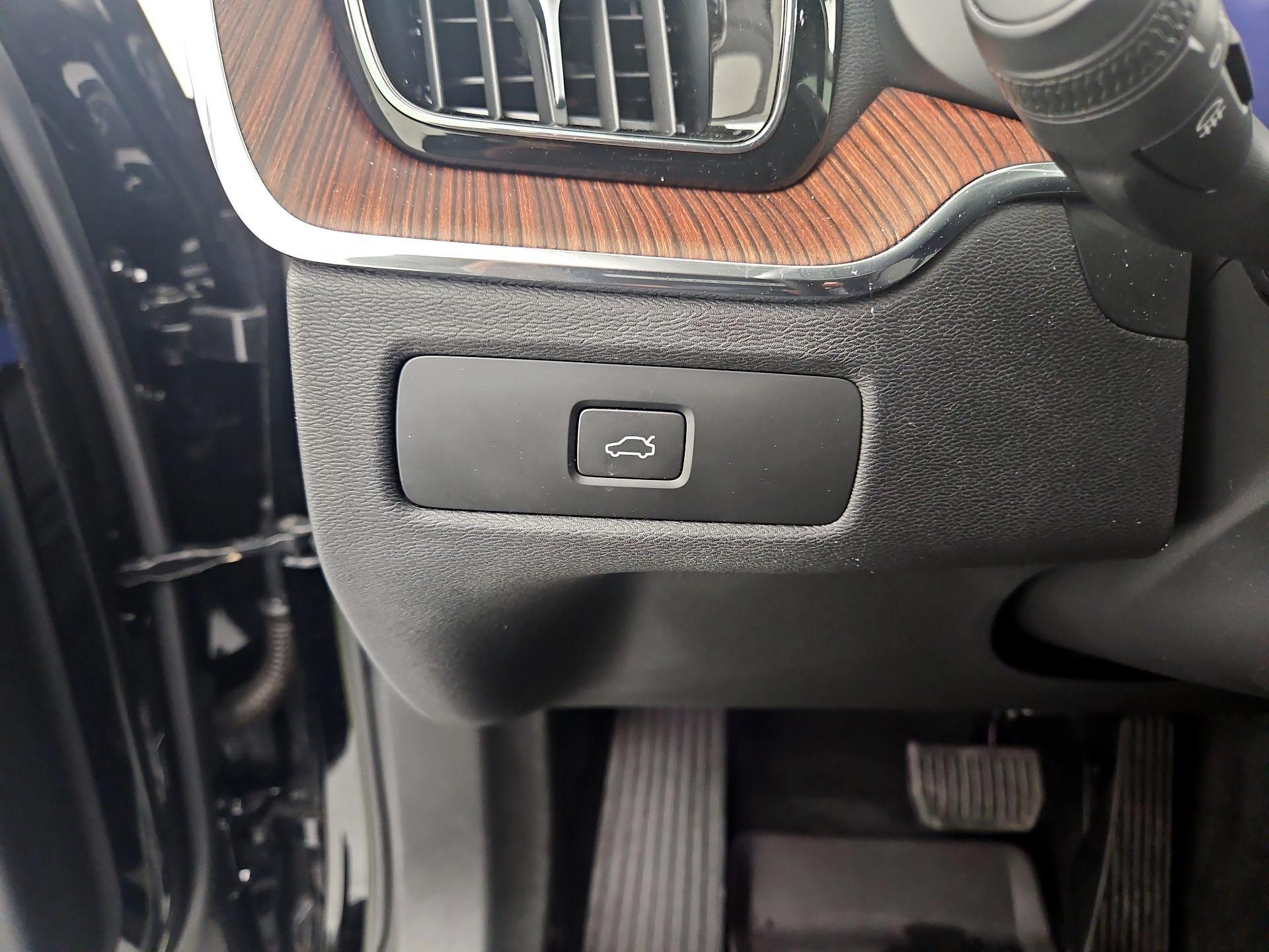 Thumbnail: 2023 Volvo XC60 - 13