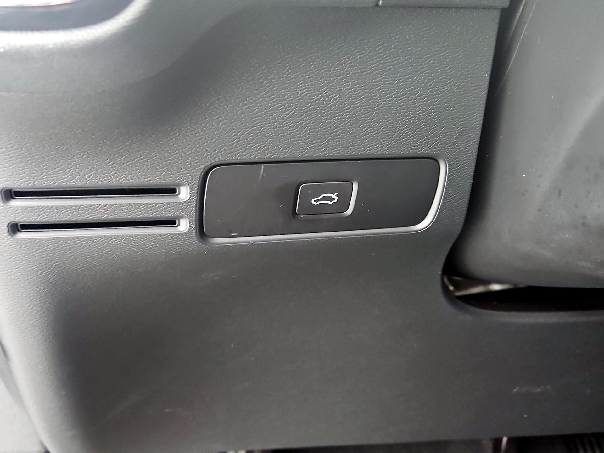 Thumbnail: 2024 Volvo XC40 - 13