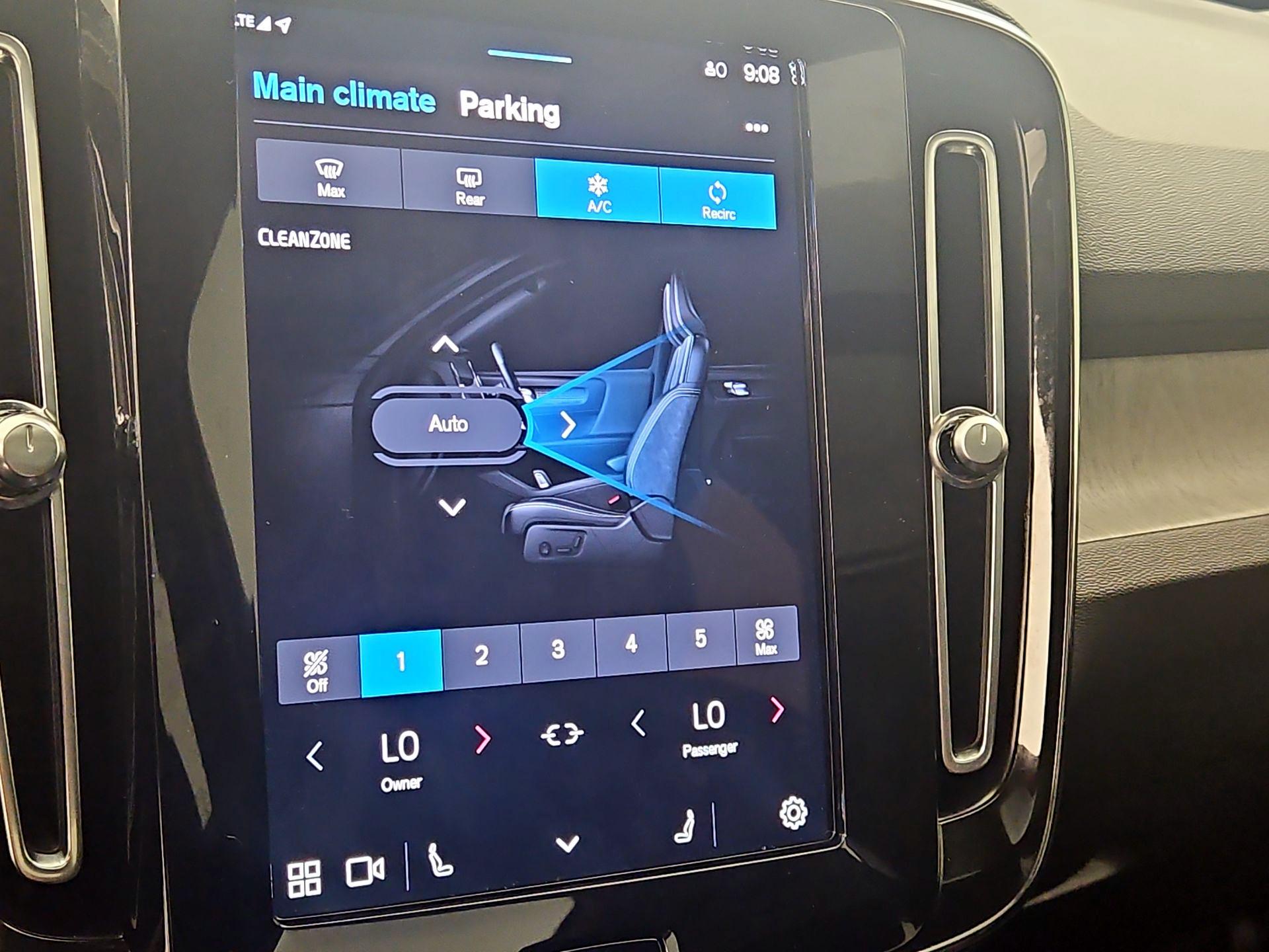 Thumbnail: 2024 Volvo XC40 - 17