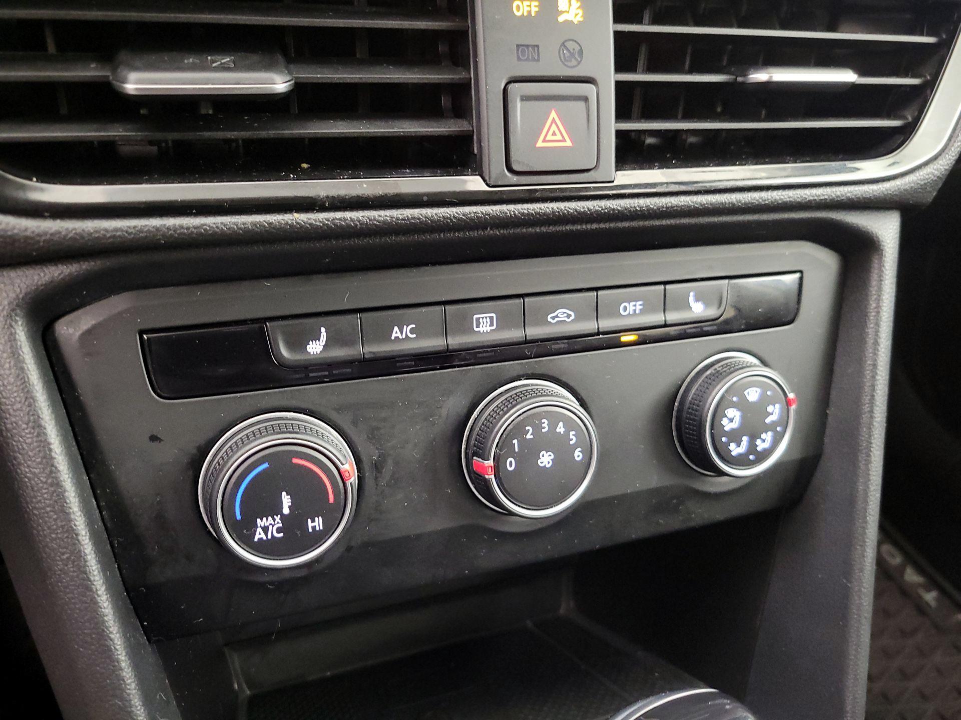 Thumbnail: 2022 Volkswagen Taos - 16