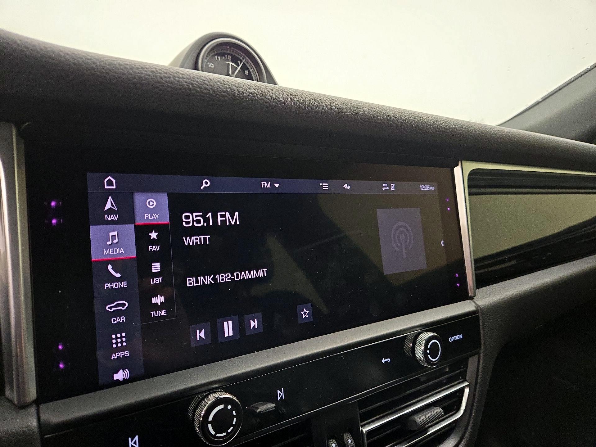 Thumbnail: 2022 Porsche Macan - 16