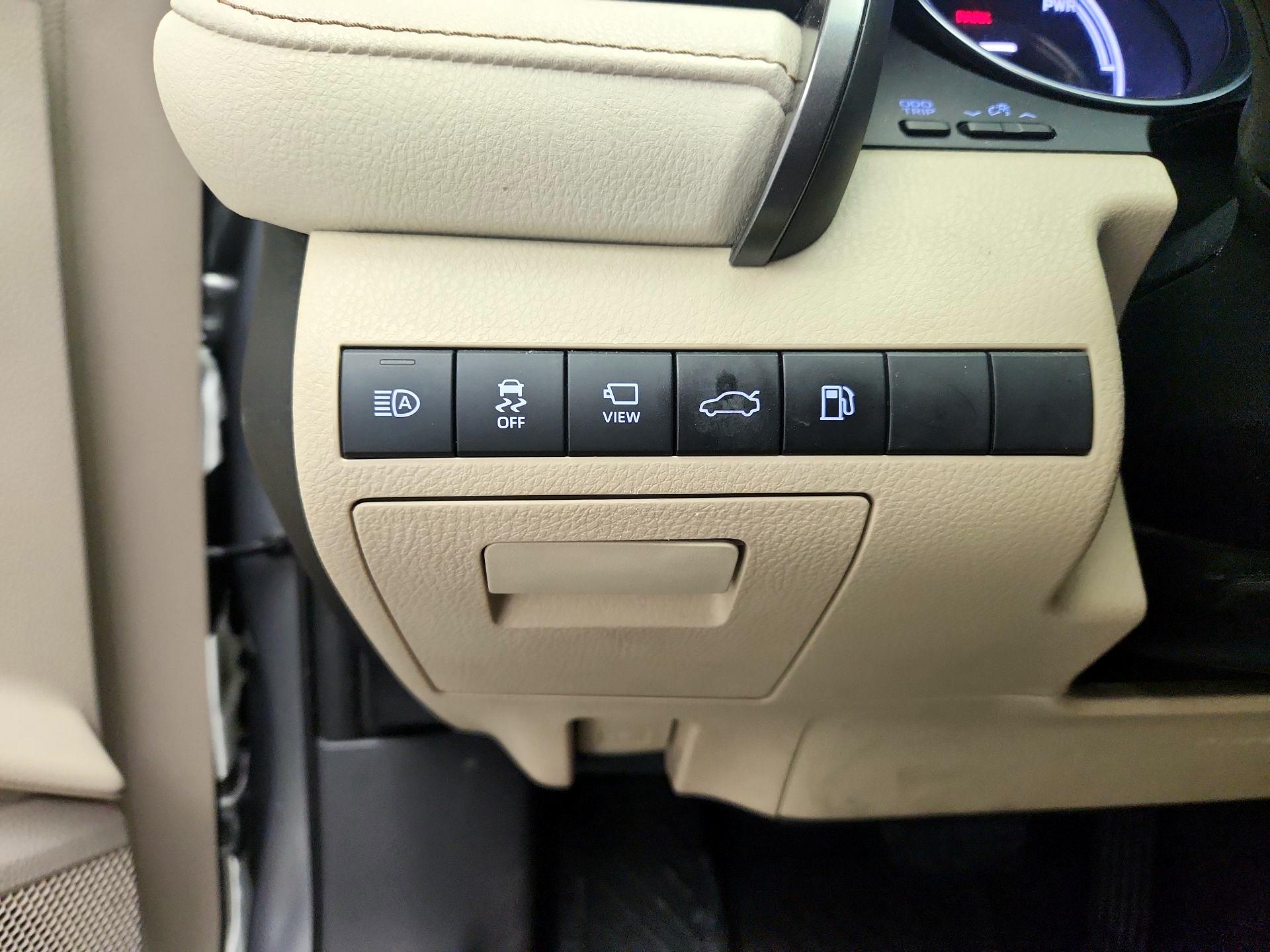 Thumbnail: 2018 Toyota Camry - 13