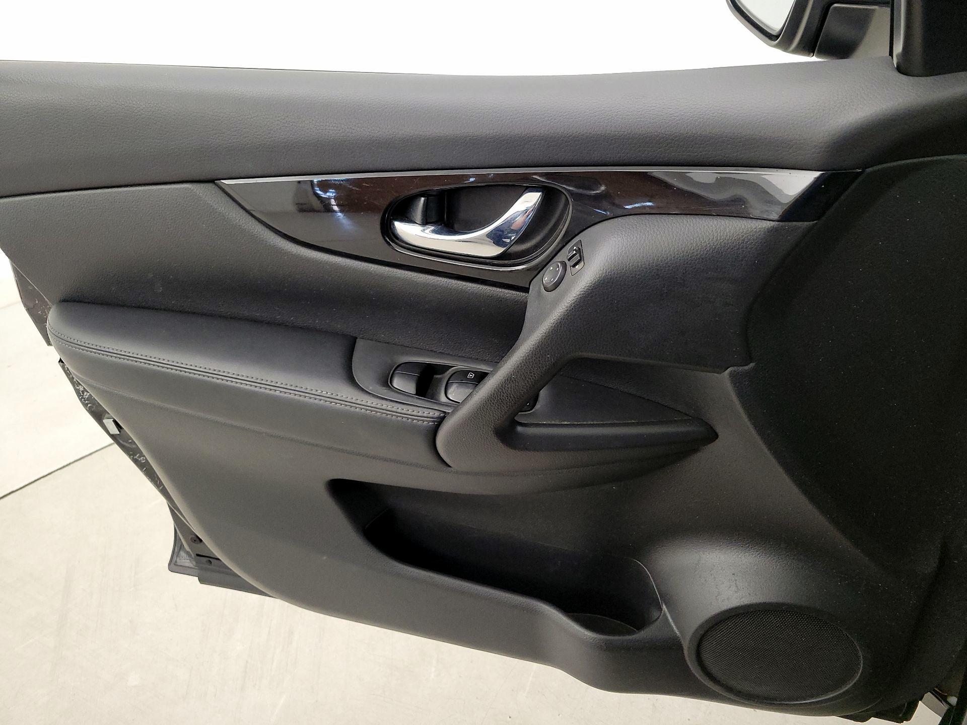 Thumbnail: 2017 Nissan Rogue Sport - 12