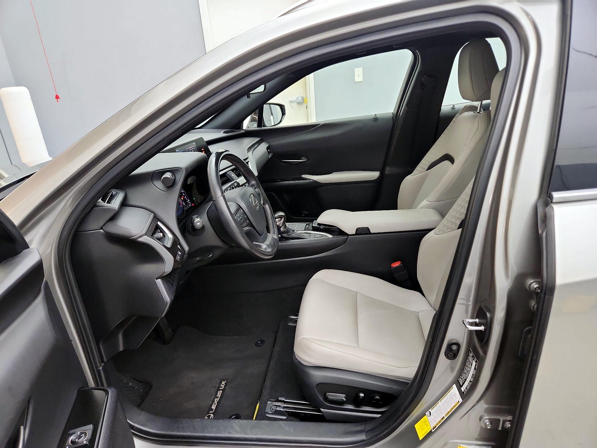 Thumbnail: 2022 Lexus UX - 11