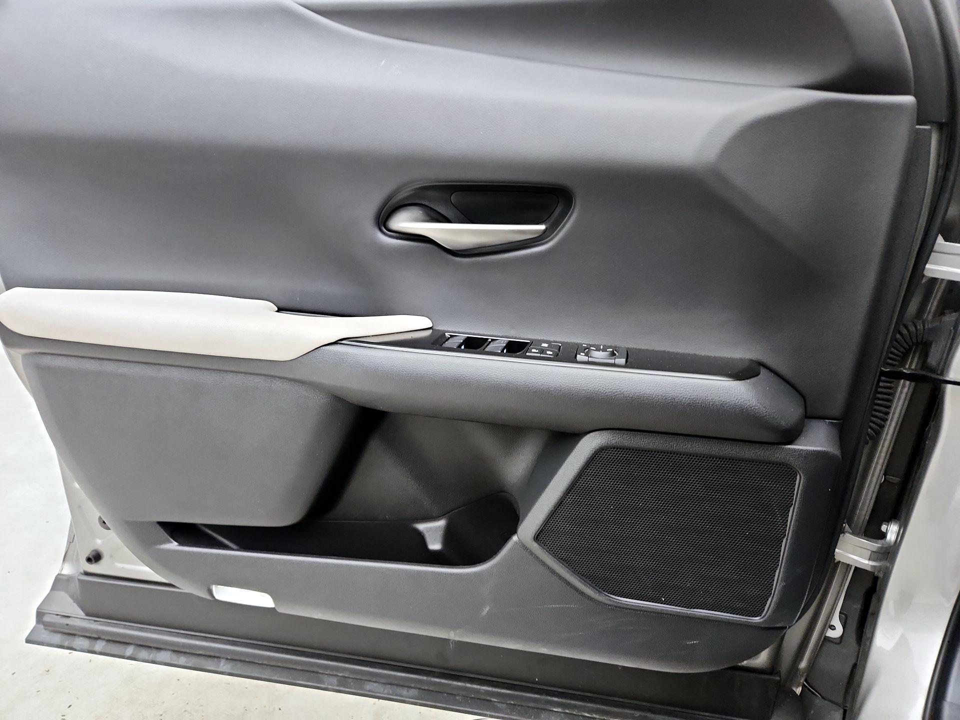 Thumbnail: 2022 Lexus UX - 12