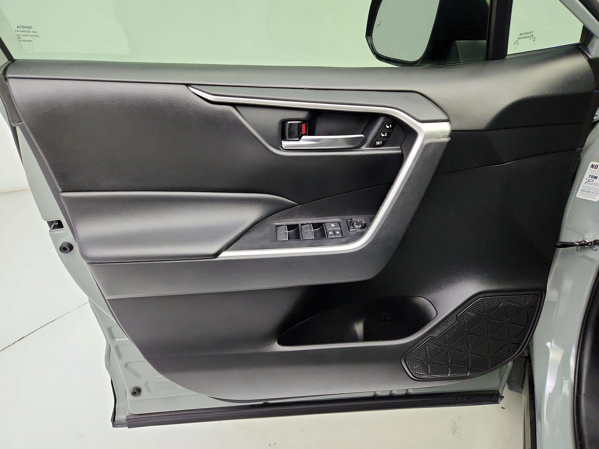 Thumbnail: 2020 Toyota RAV4 - 12