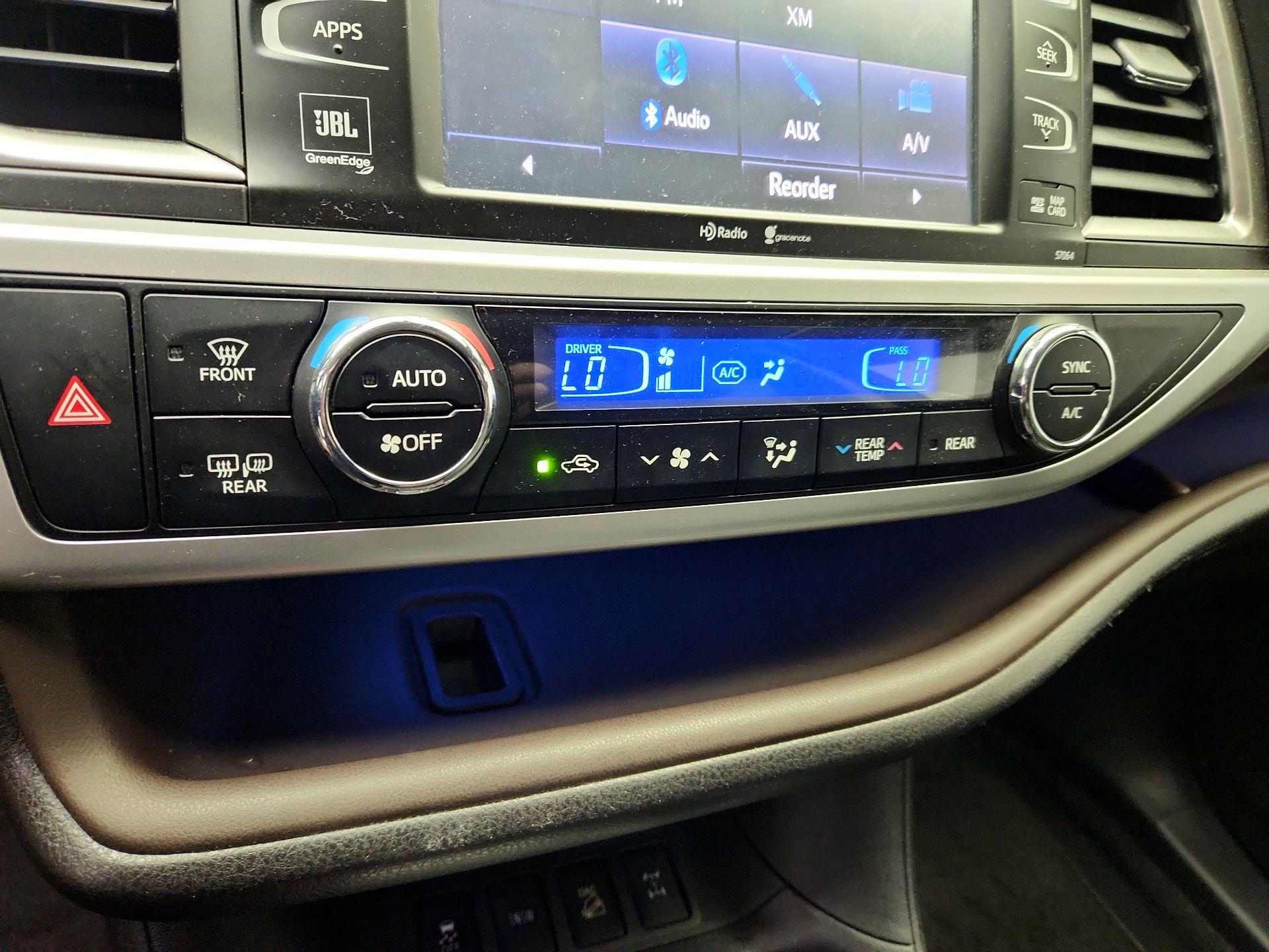 Thumbnail: 2015 Toyota Highlander - 17