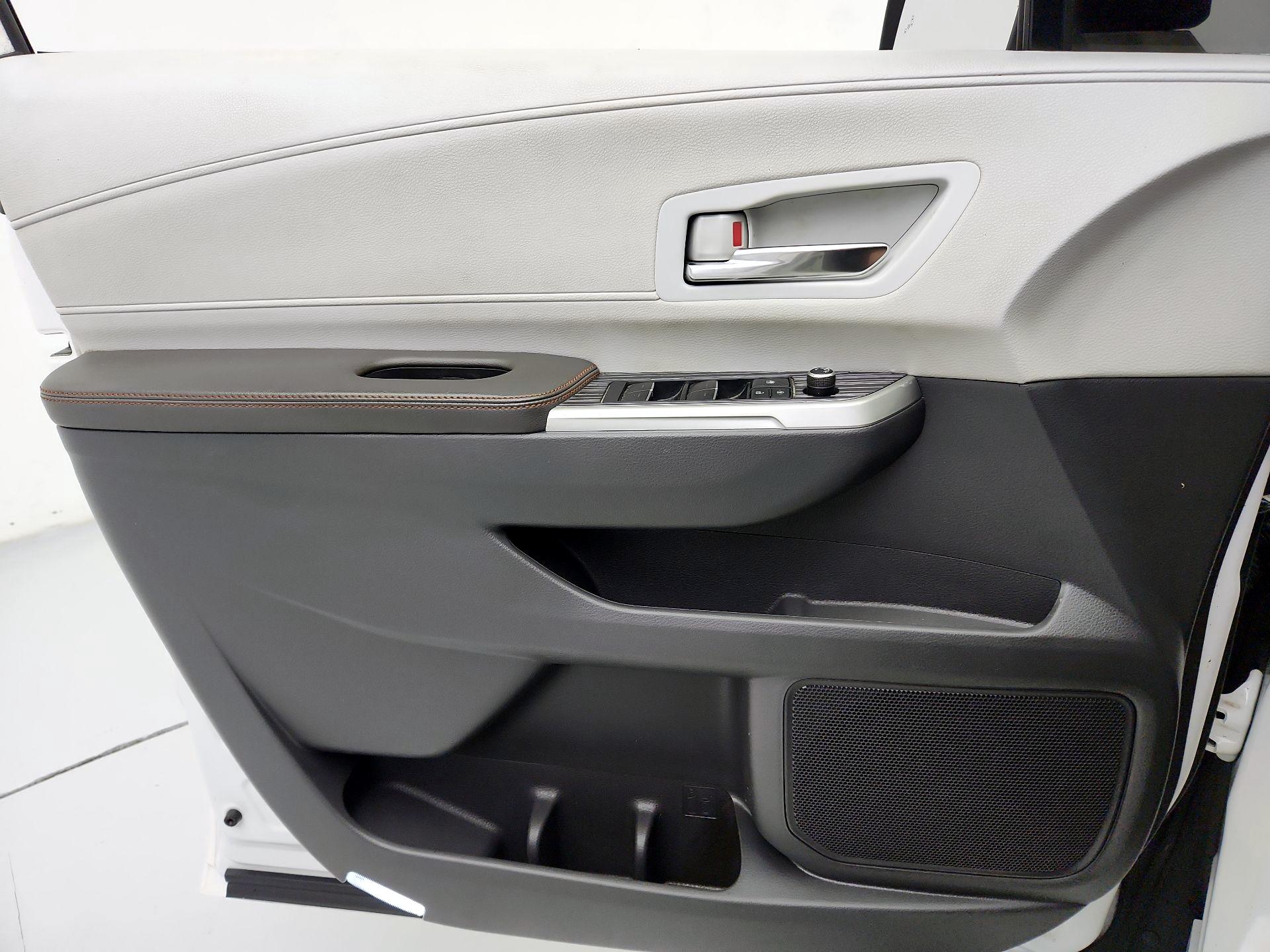 Thumbnail: 2021 Toyota Sienna - 12