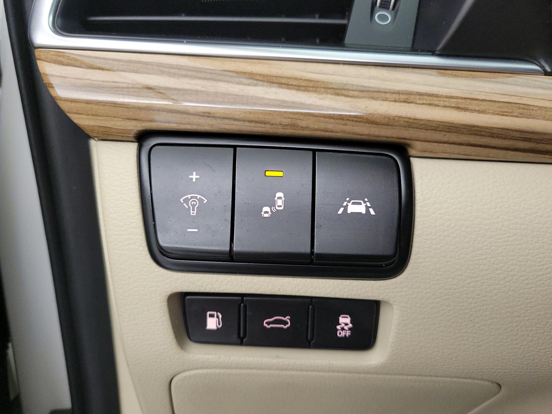 Thumbnail: 2017 Kia Cadenza - 13