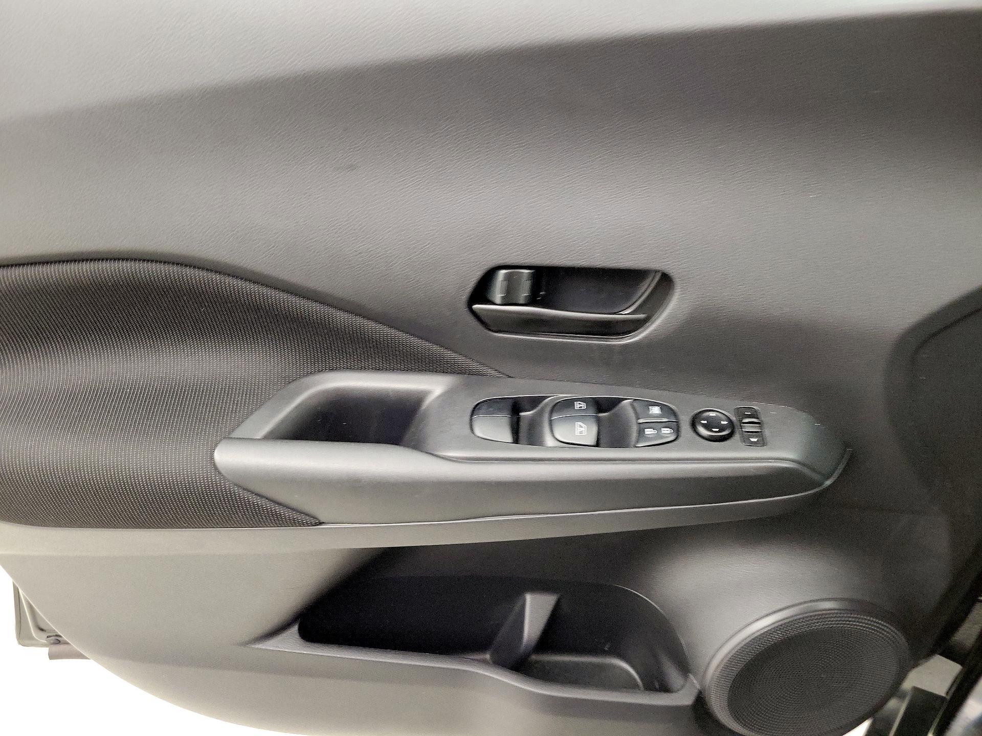 Thumbnail: 2021 Nissan Kicks - 12