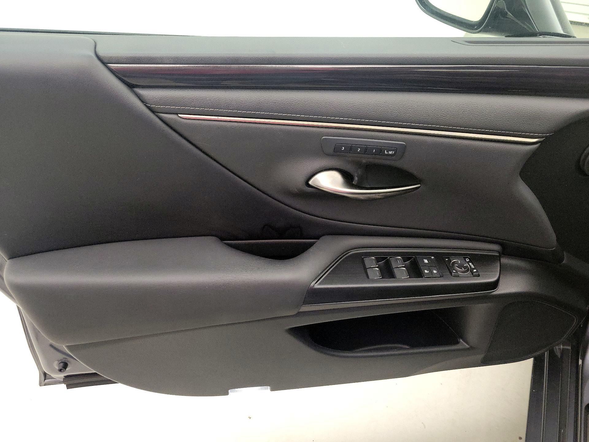 Thumbnail: 2021 Lexus ES - 12