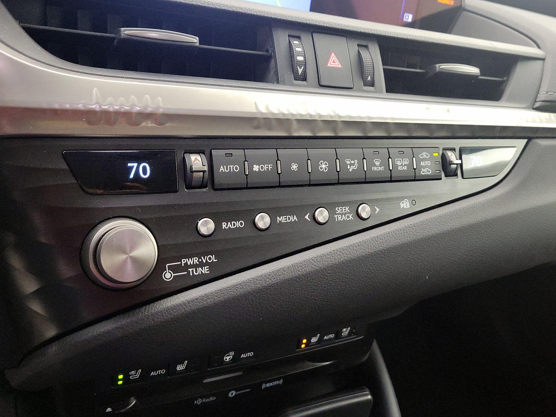 Thumbnail: 2021 Lexus ES - 16