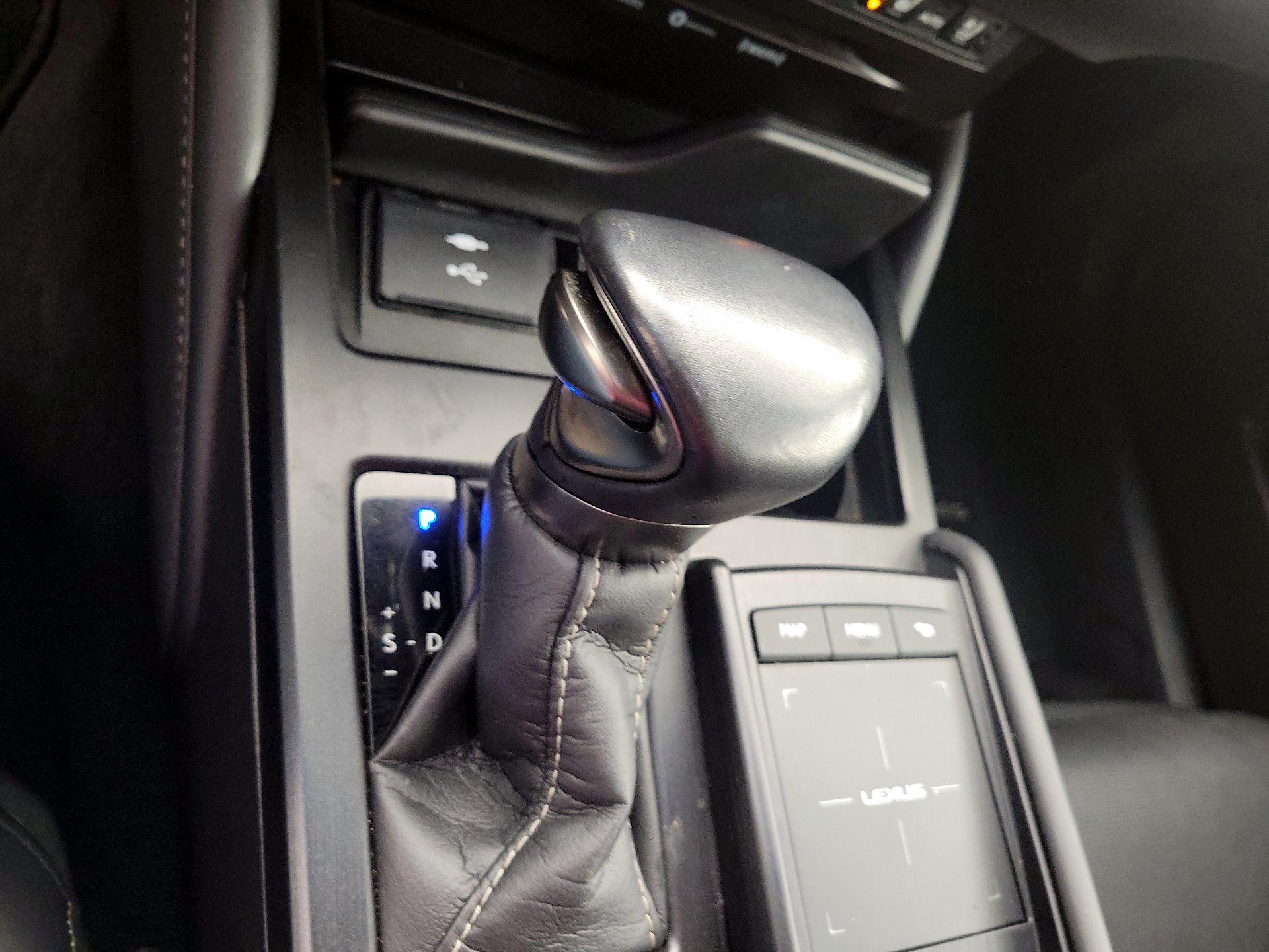 Thumbnail: 2021 Lexus ES - 17