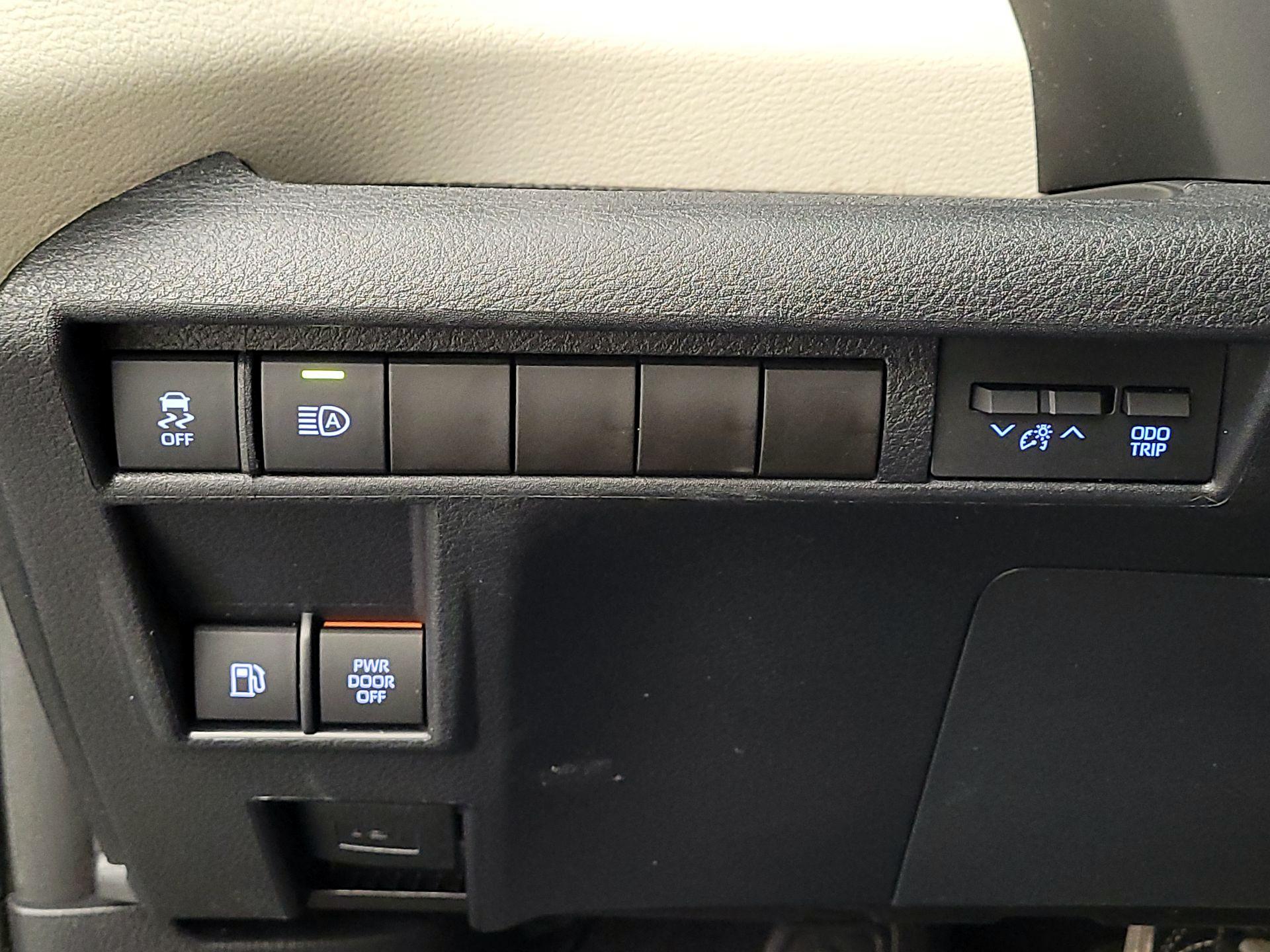 Thumbnail: 2022 Toyota Sienna - 13