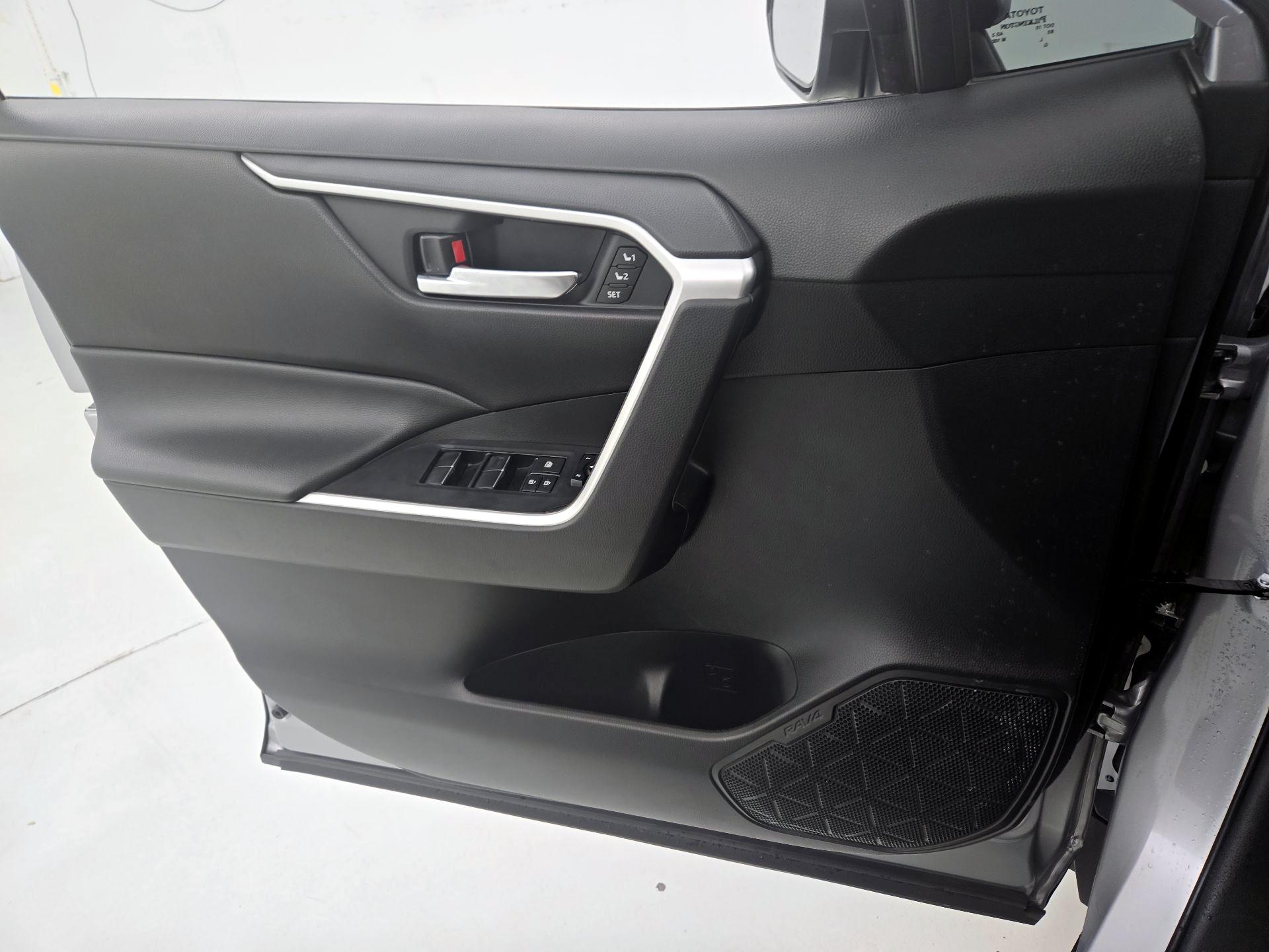 Thumbnail: 2020 Toyota RAV4 - 12