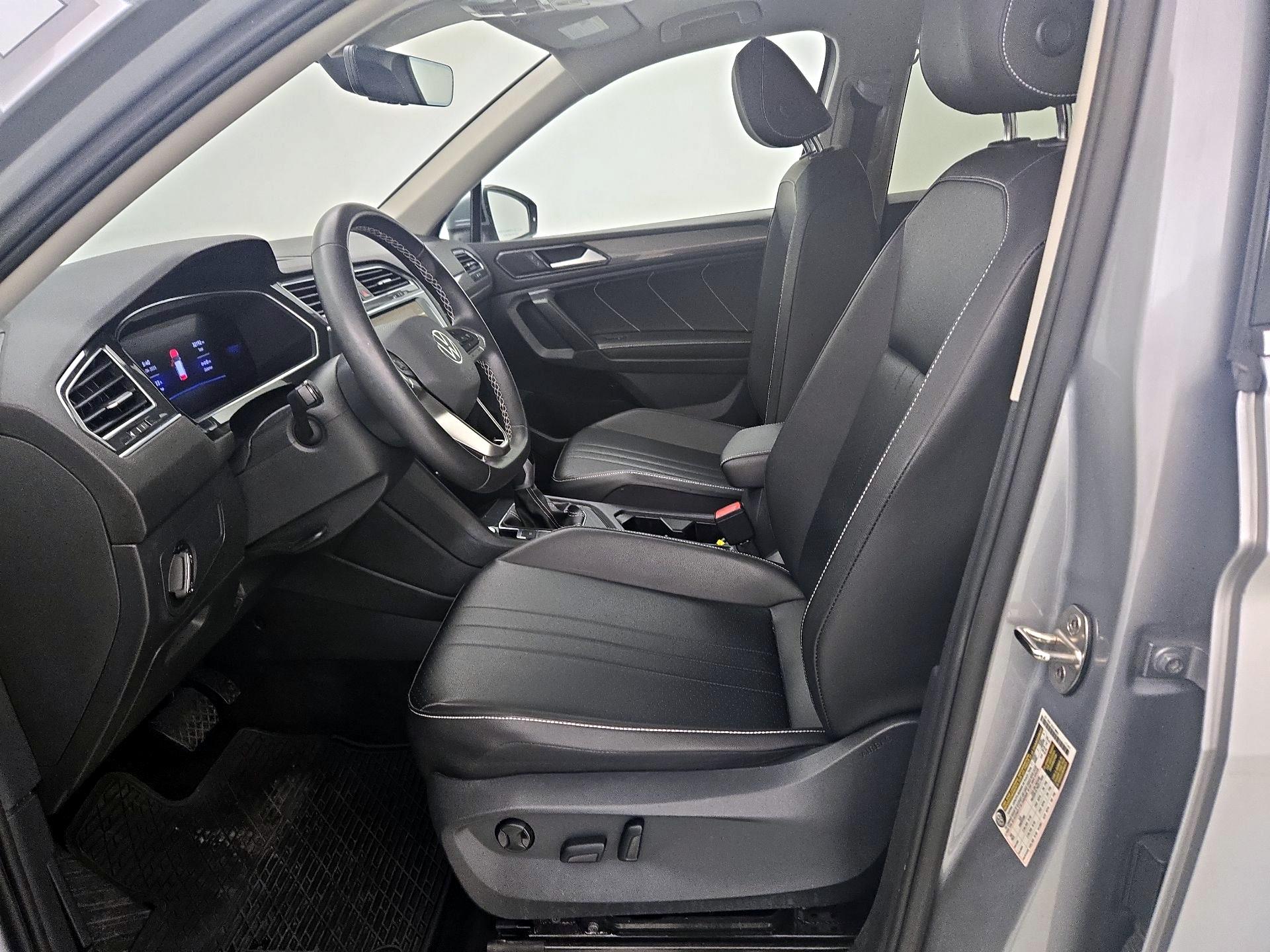 Thumbnail: 2022 Volkswagen Tiguan - 11