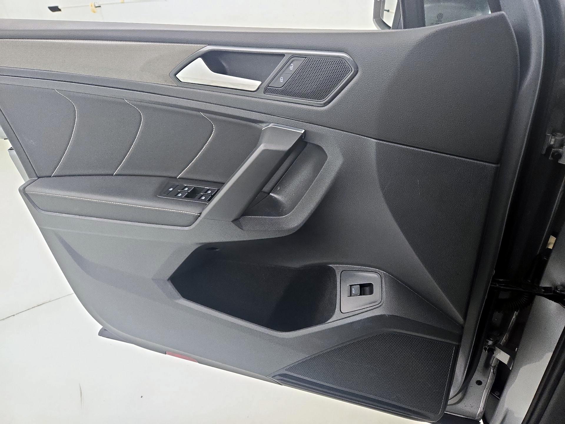 Thumbnail: 2022 Volkswagen Tiguan - 12