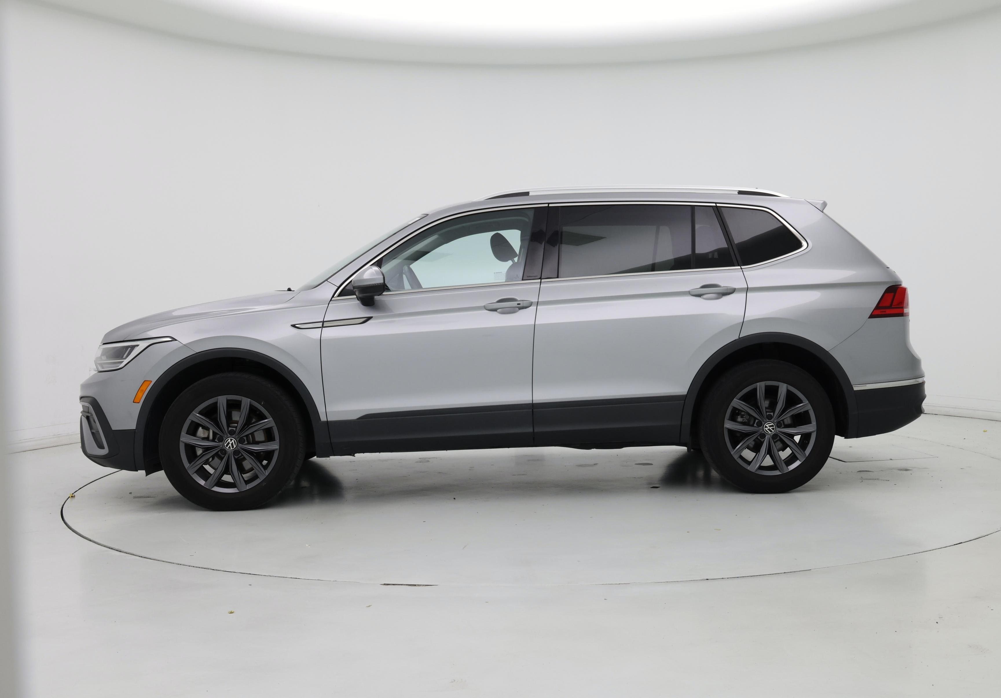 Thumbnail: 2022 Volkswagen Tiguan - 3