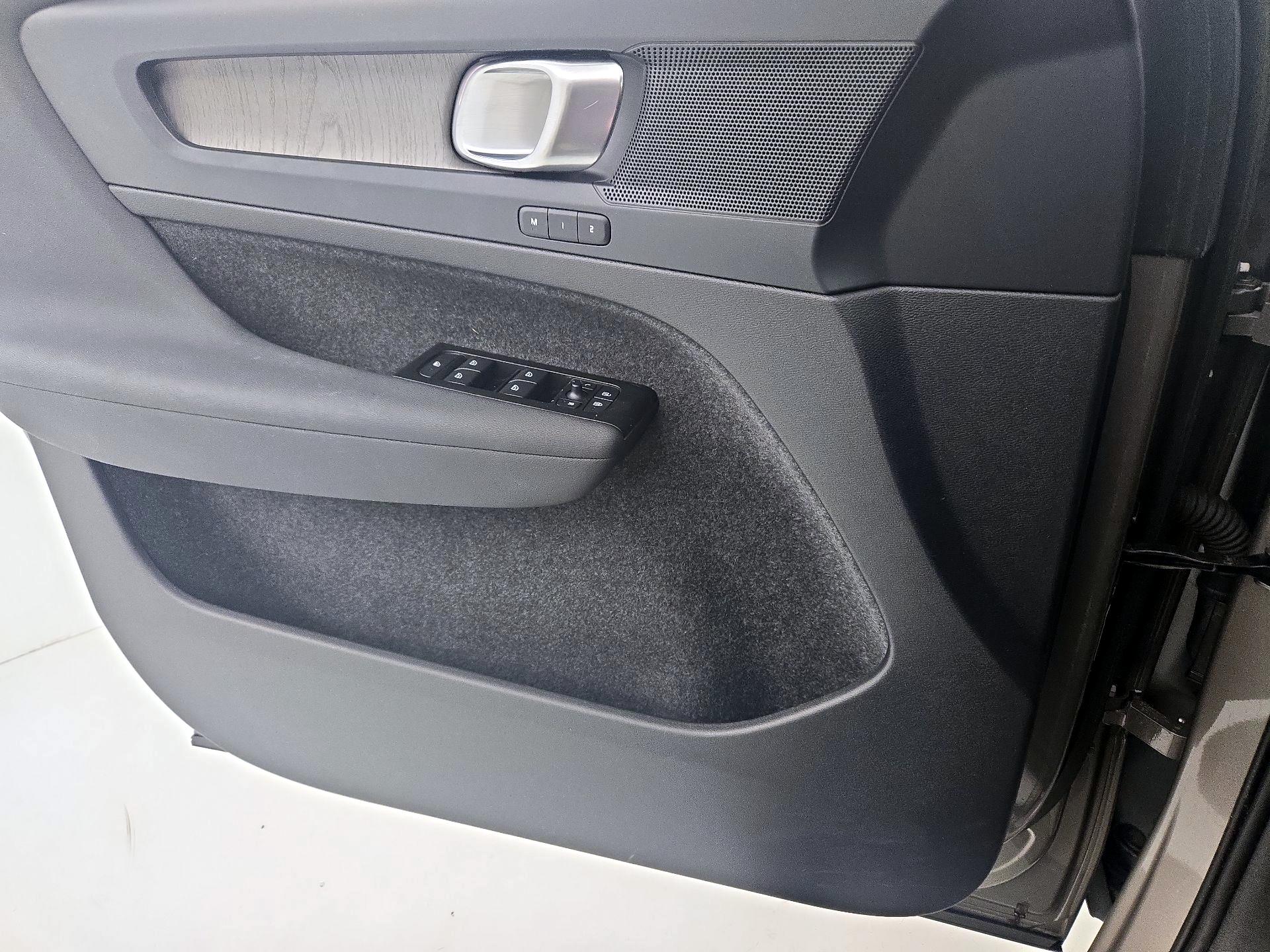 Thumbnail: 2022 Volvo XC40 - 12