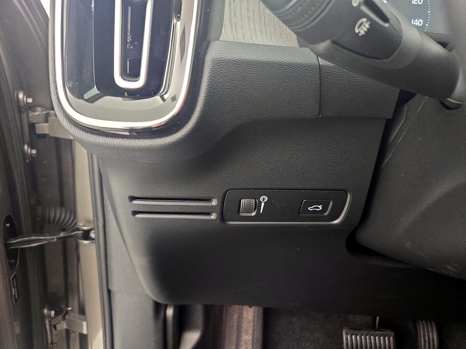 Thumbnail: 2022 Volvo XC40 - 13