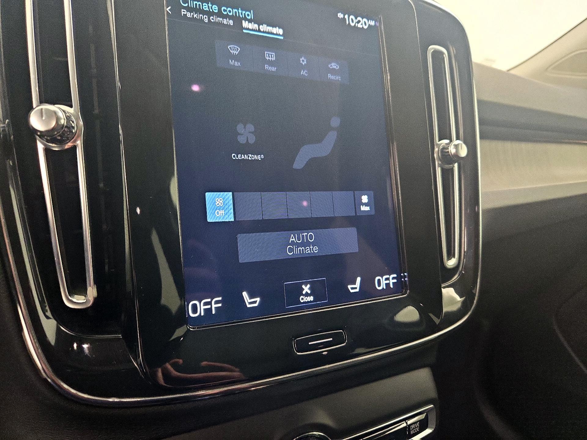 Thumbnail: 2022 Volvo XC40 - 17