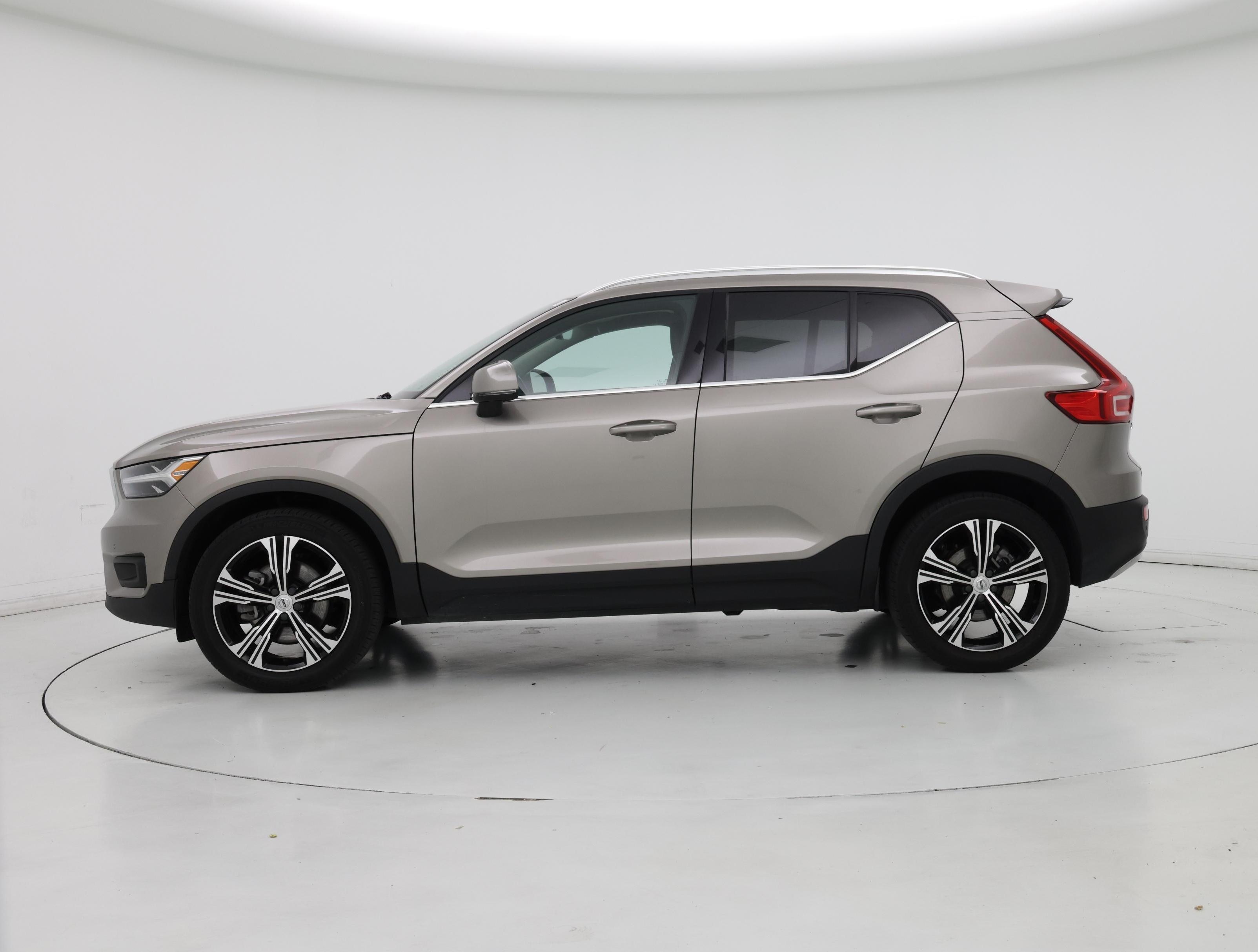 Thumbnail: 2022 Volvo XC40 - 3