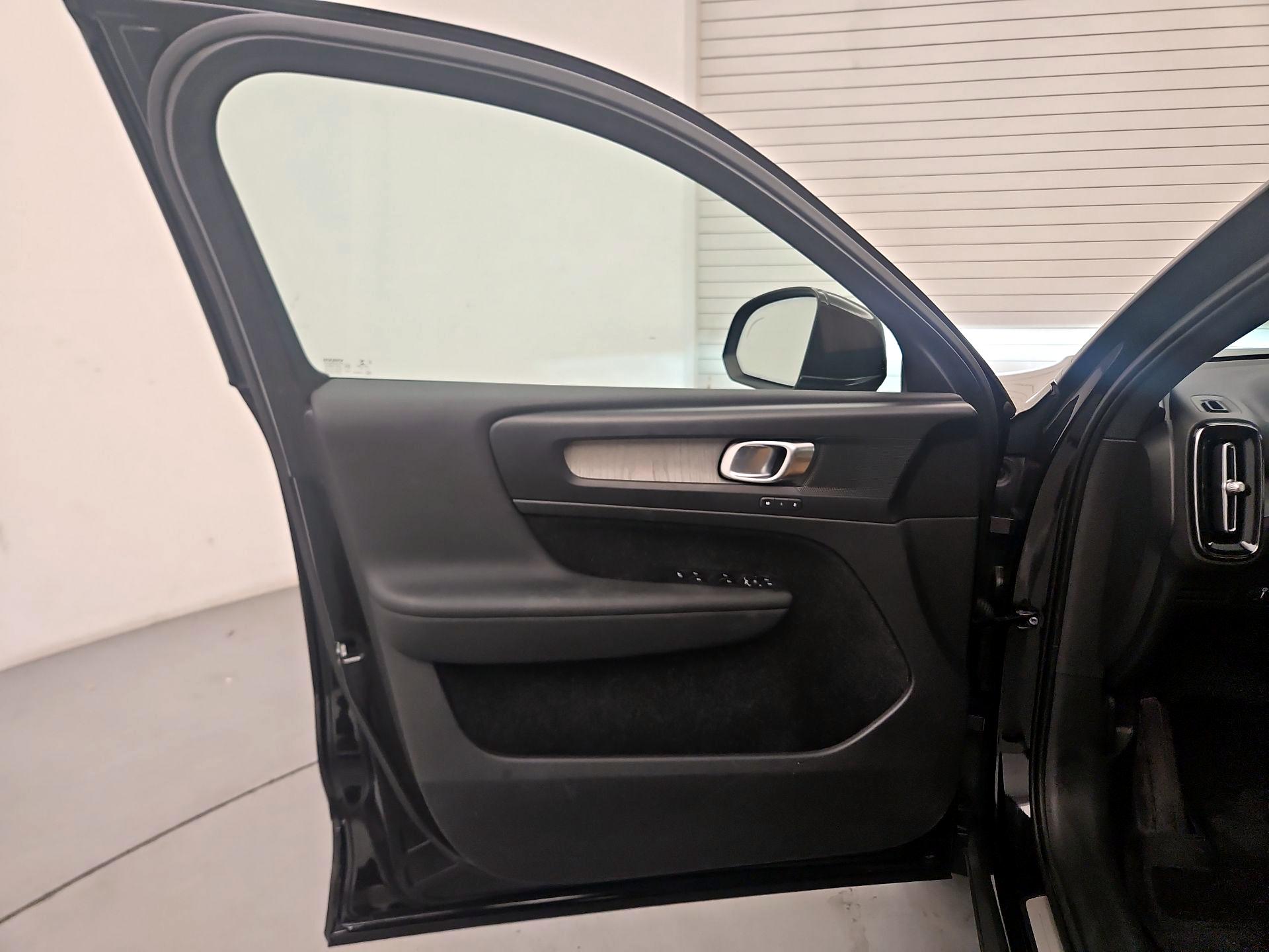 Thumbnail: 2020 Volvo XC40 - 12