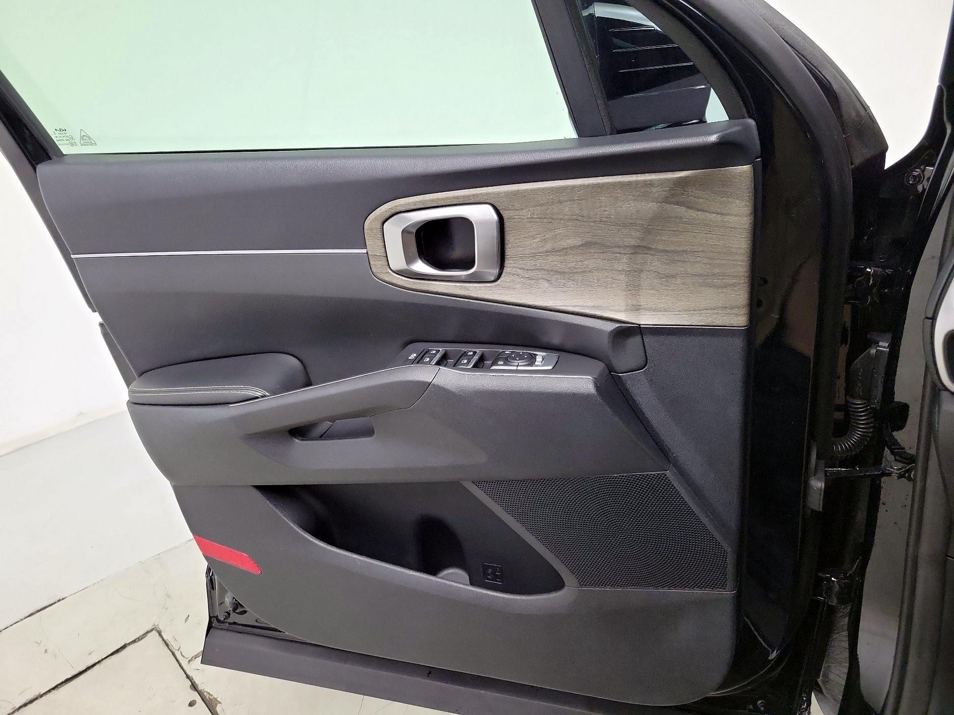 Thumbnail: 2023 Kia Sorento - 12