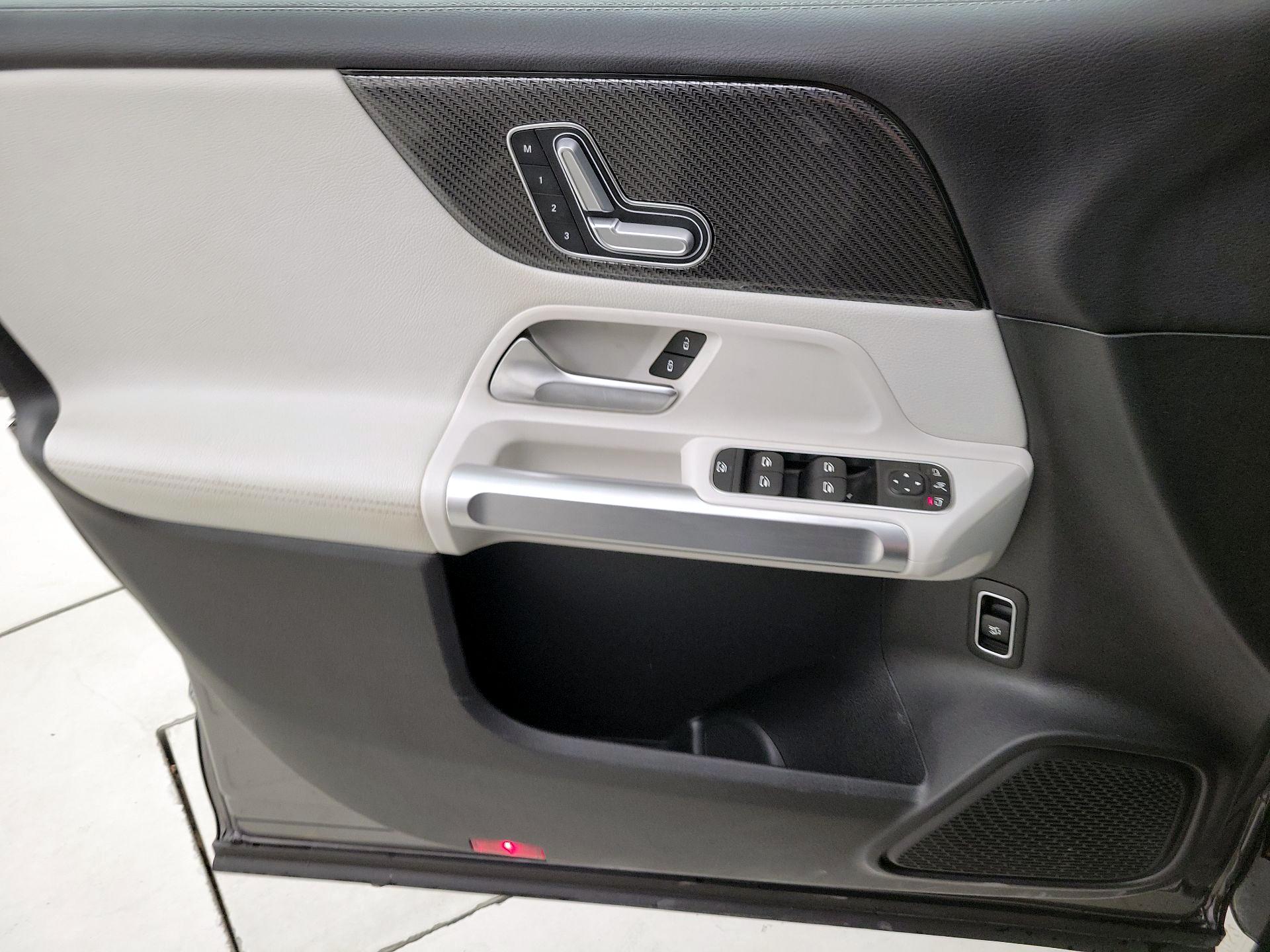 Thumbnail: 2021 Mercedes-Benz GLB - 12