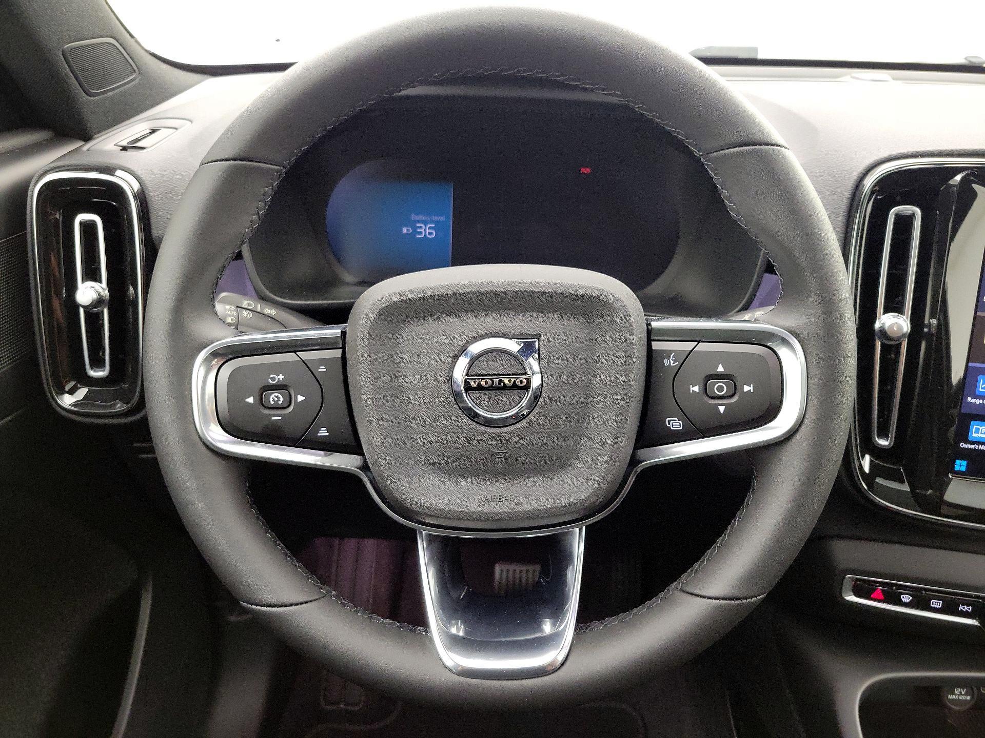 Thumbnail: 2023 Volvo XC40 - 10