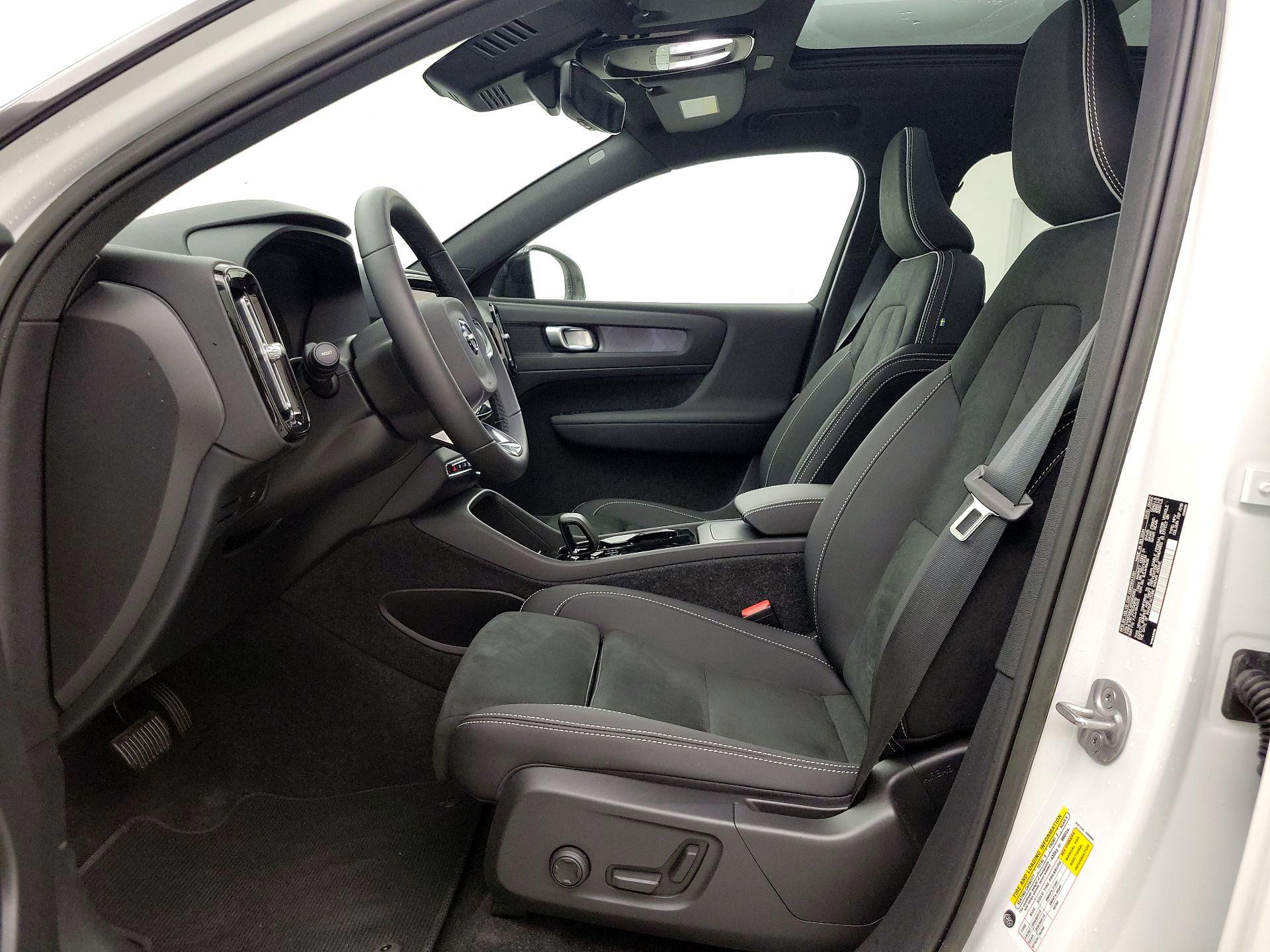 Thumbnail: 2023 Volvo XC40 - 11