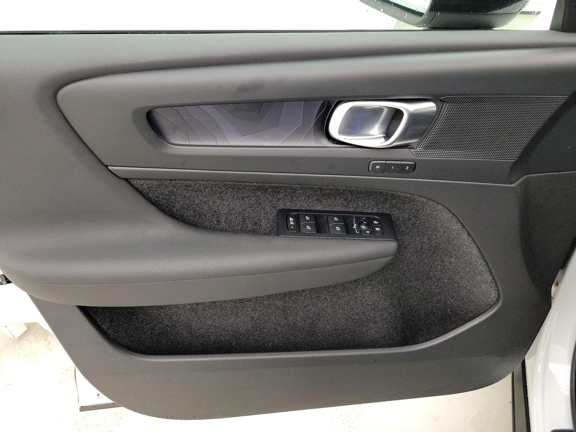 Thumbnail: 2023 Volvo XC40 - 12