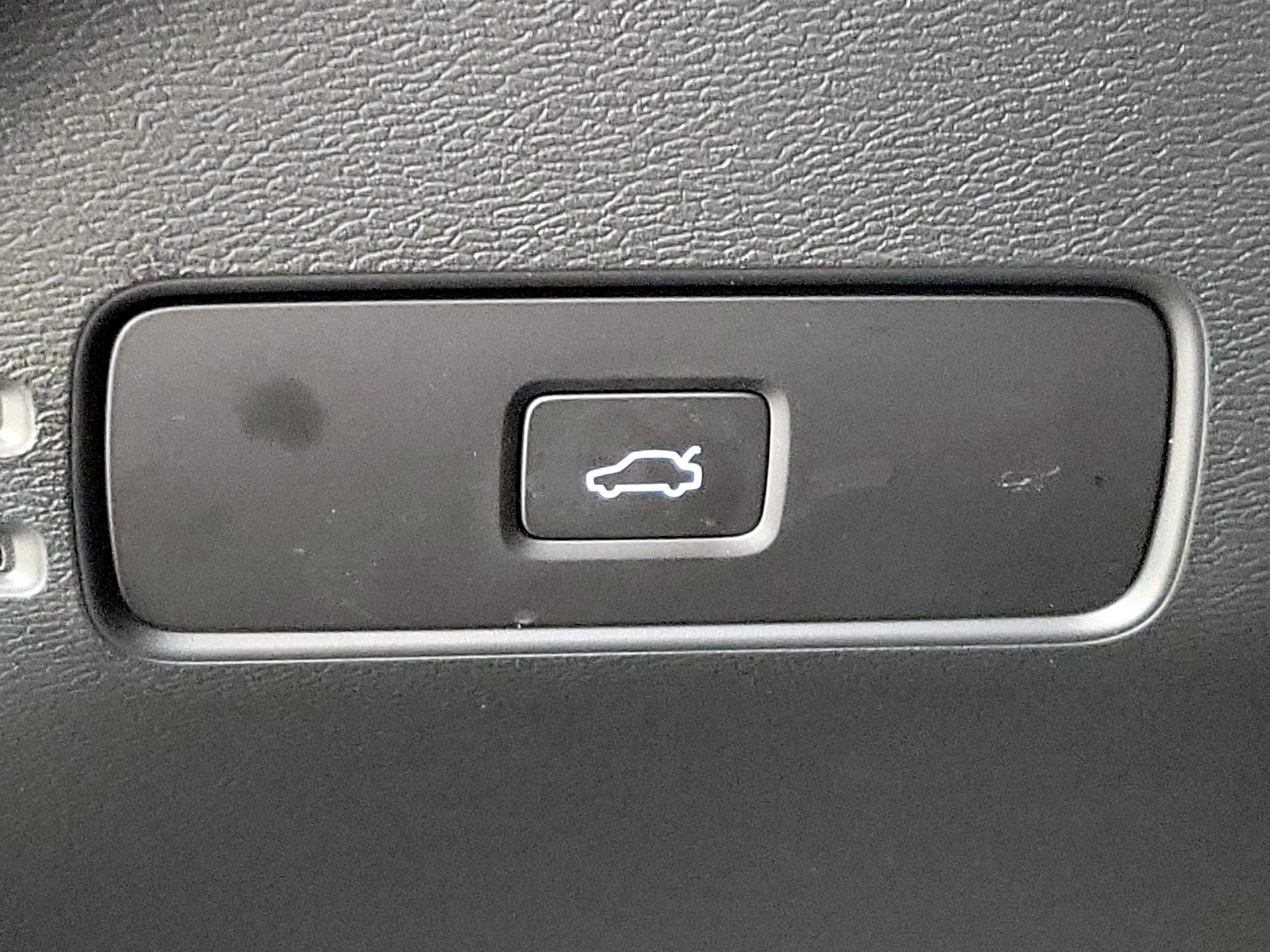 Thumbnail: 2023 Volvo XC40 - 13