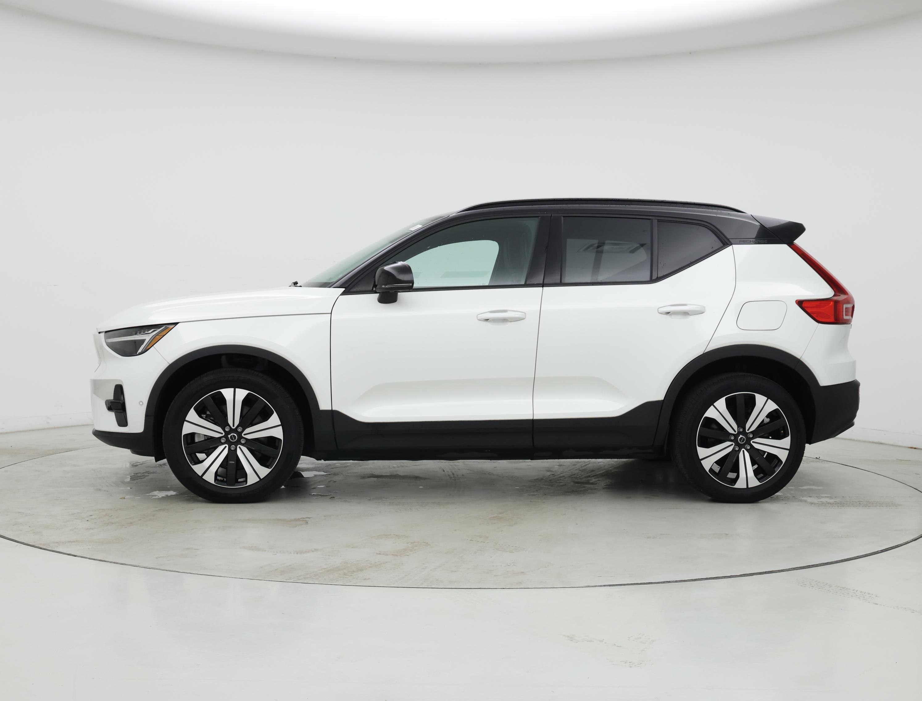 Thumbnail: 2023 Volvo XC40 - 3