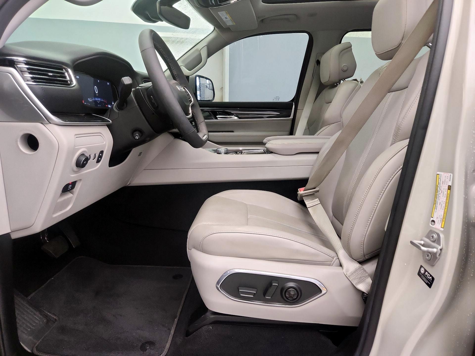 Thumbnail: 2022 Jeep Wagoneer - 11