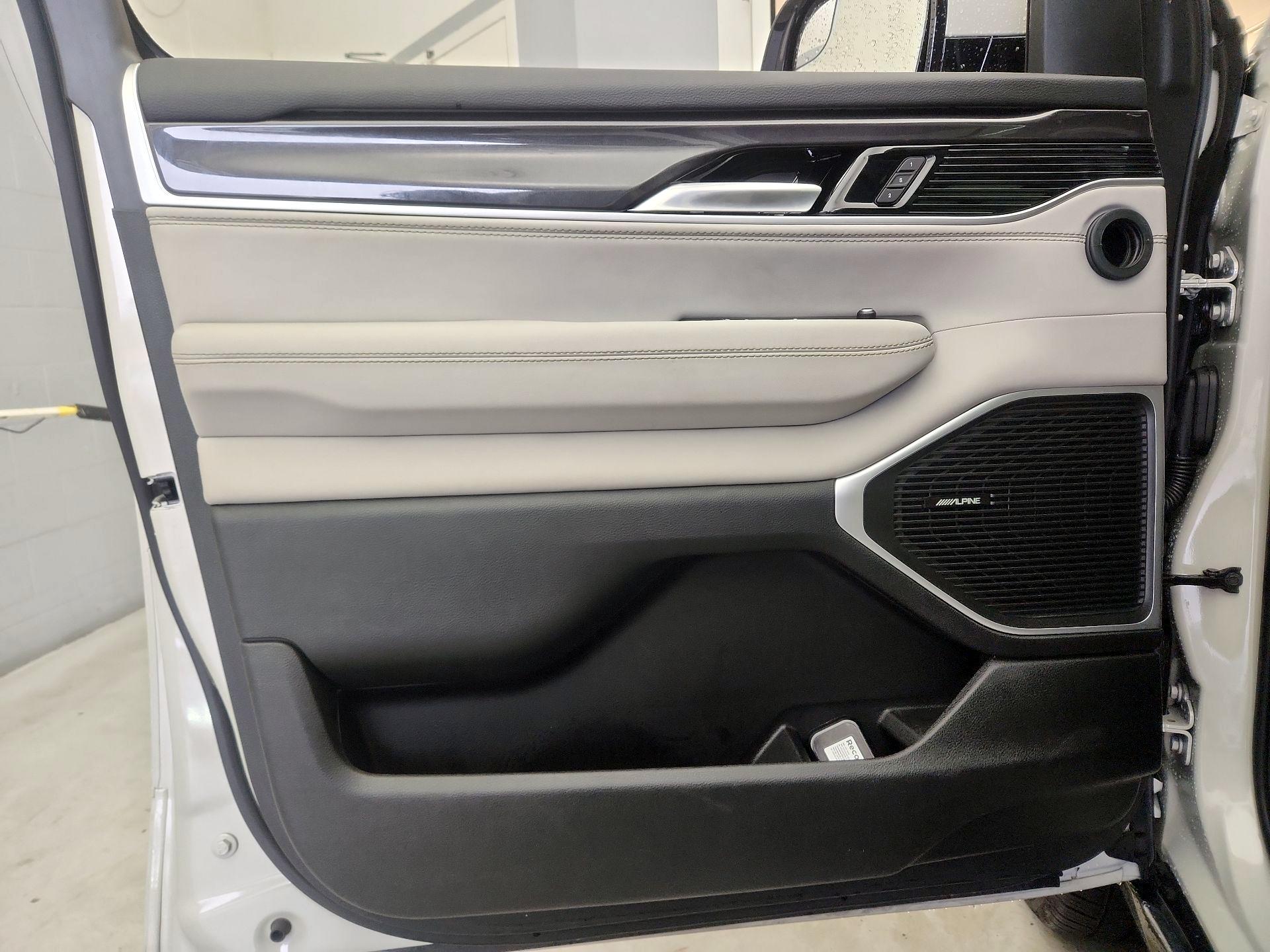 Thumbnail: 2022 Jeep Wagoneer - 12