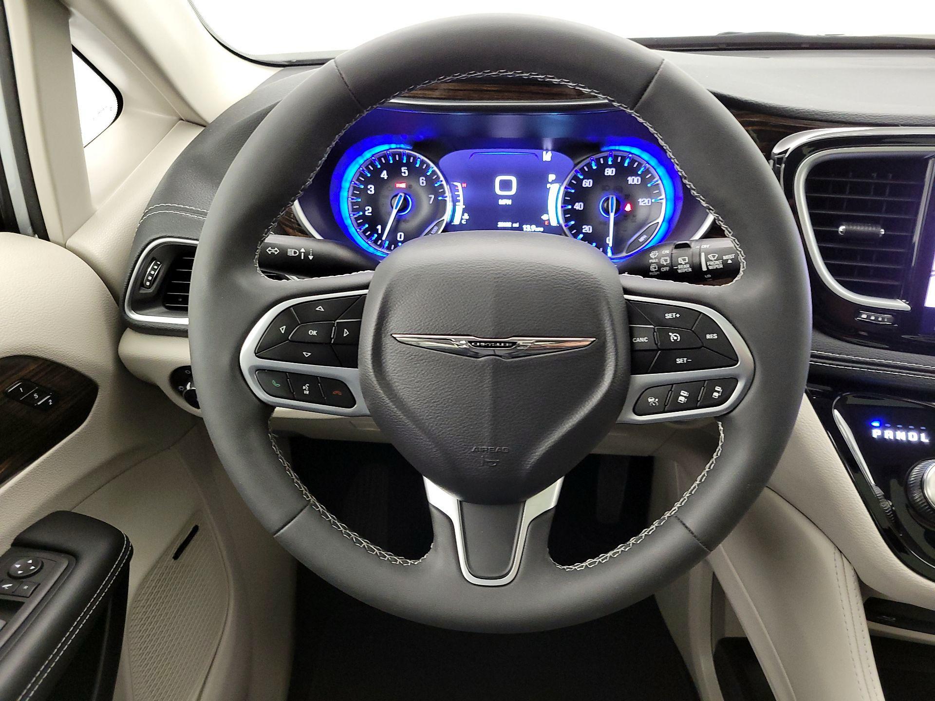 Thumbnail: 2023 Chrysler Pacifica - 10