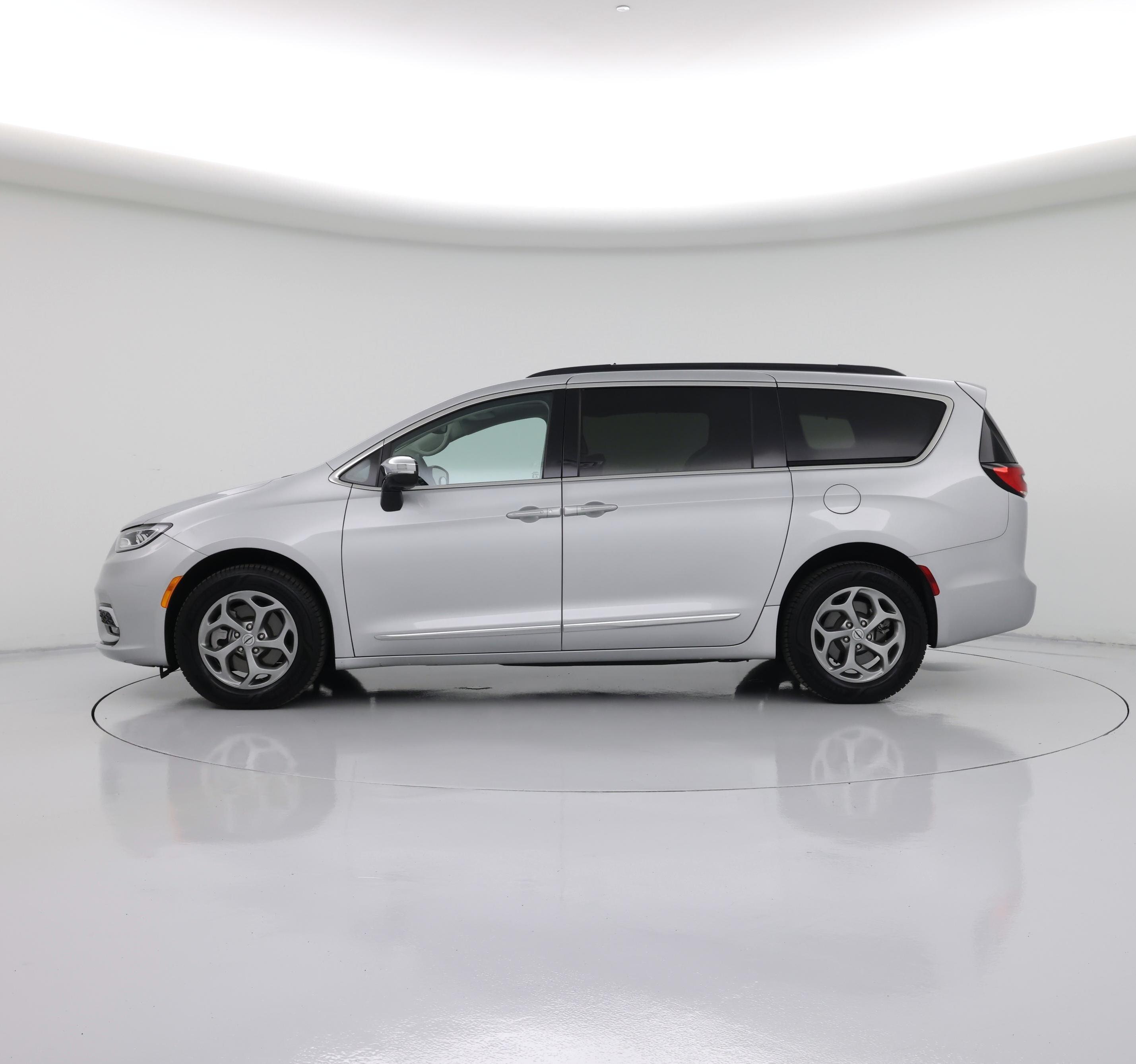 Thumbnail: 2023 Chrysler Pacifica - 3