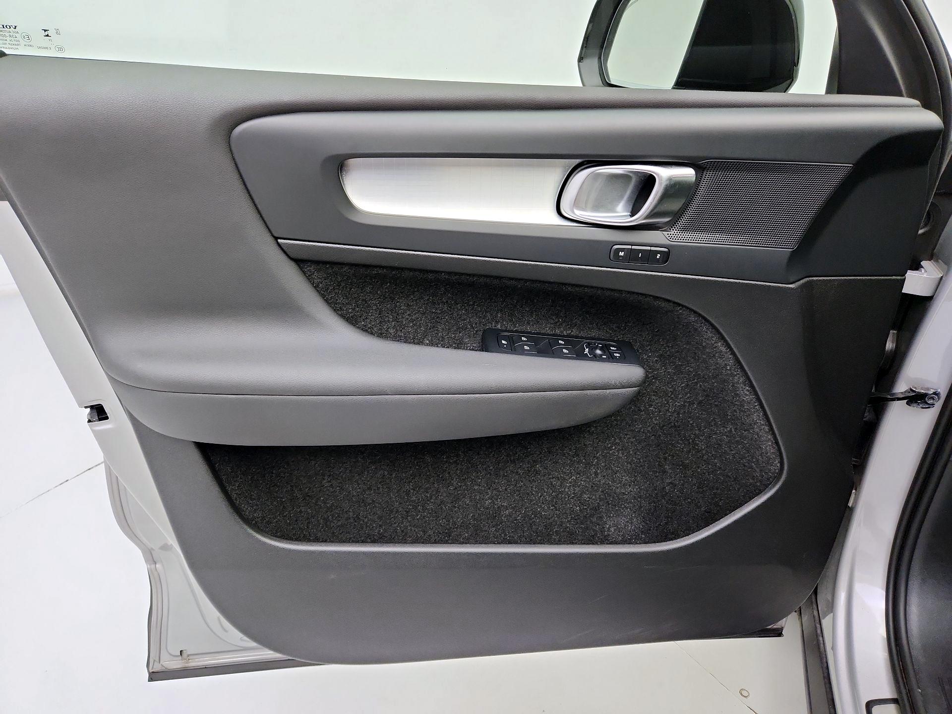 Thumbnail: 2024 Volvo XC40 - 12