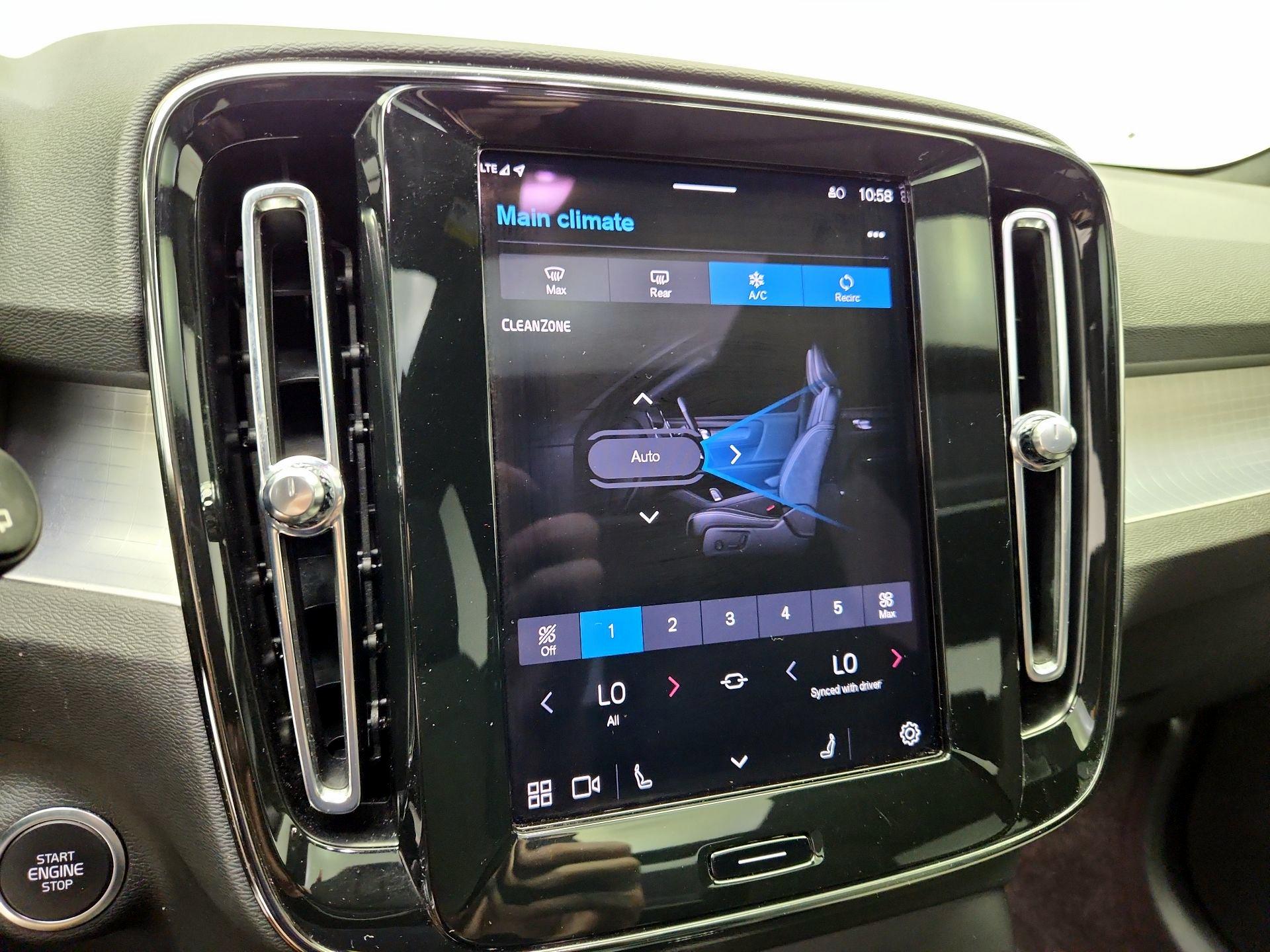 Thumbnail: 2024 Volvo XC40 - 17