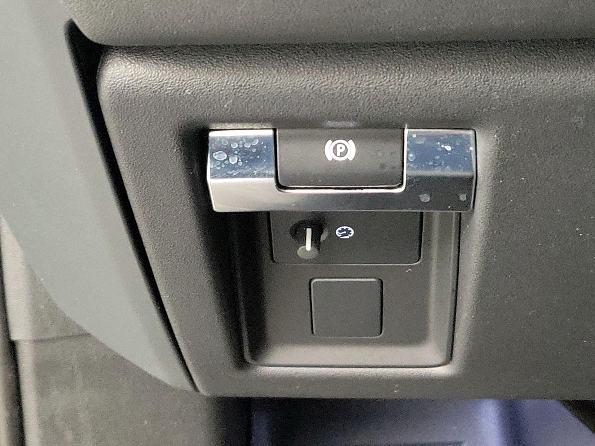 Thumbnail: 2023 Land Rover Defender - 13